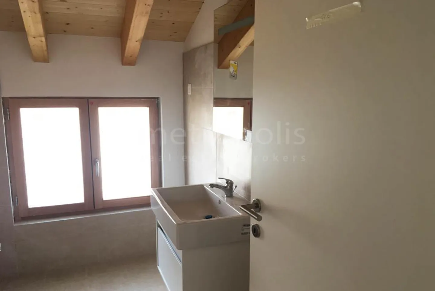 BEAUTIFUL 3.5 ROOMS ON THE TOP FLOOR IN RANCATE - Photo 8 of 10