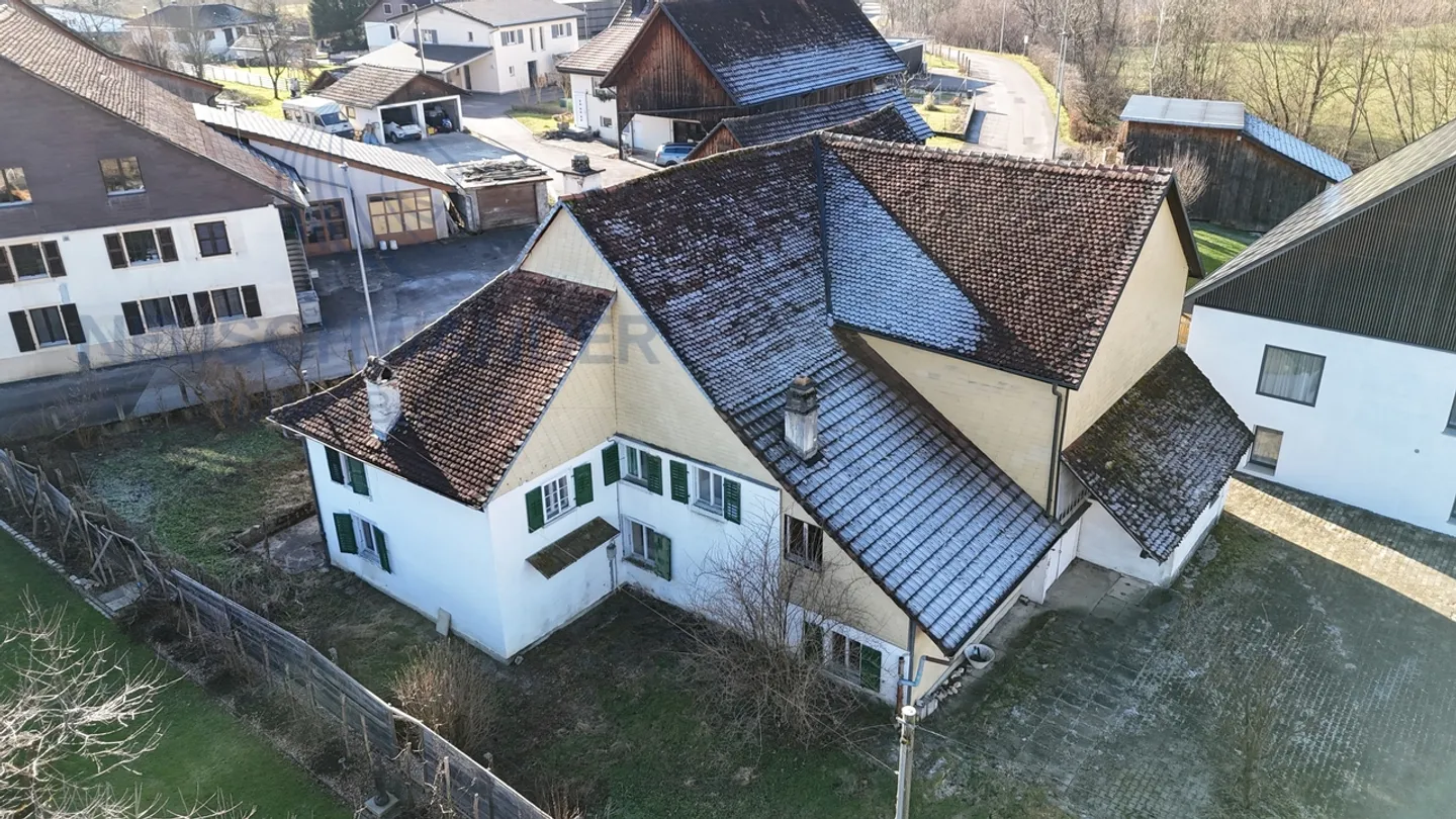 Gebäude mit hohem Renovierungspotenzial und ideal gelegen - Foto 1 von 28