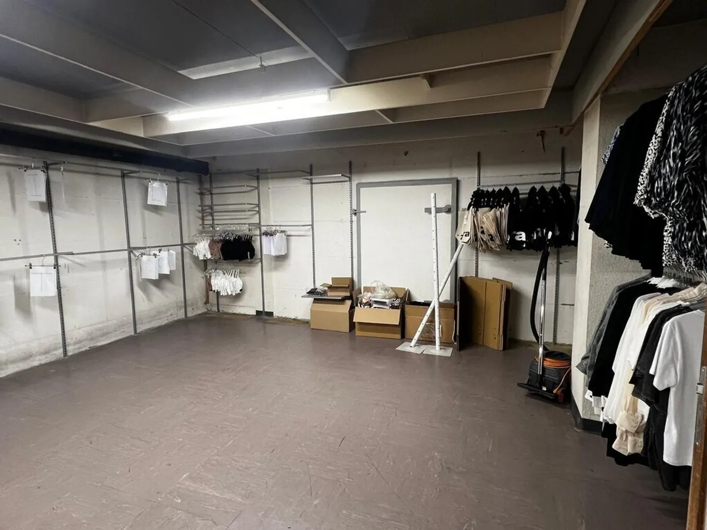 Espace de vente spacieux dans un emplacement central - Photo 6 sur 11