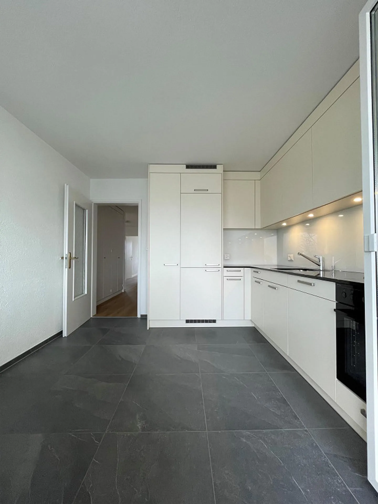 Modern 4.5 room apartment with unique living room - Photo 2 of 9