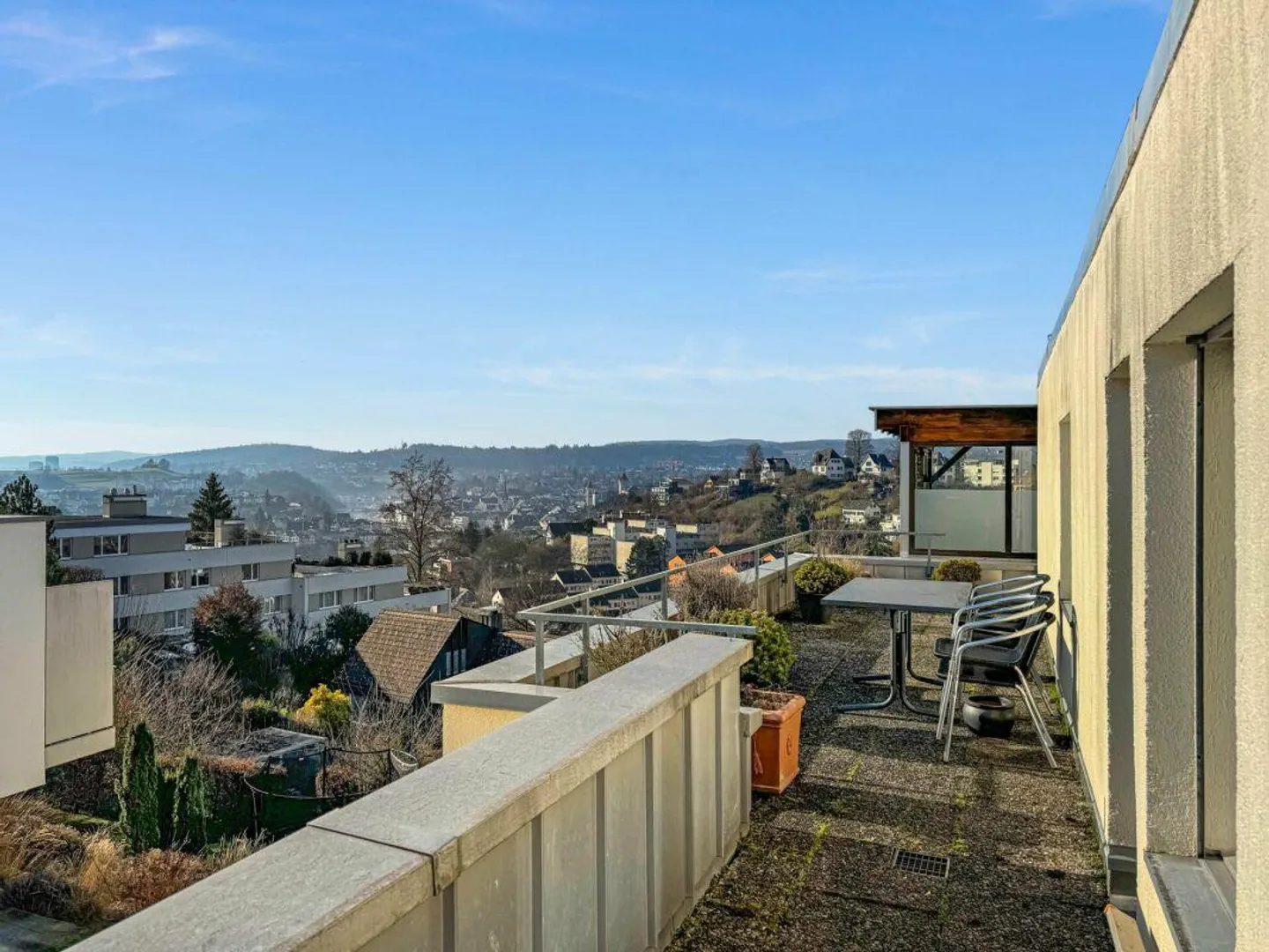 Einmalige Wohnlage mit grosser Terrasse und Cheminée zum Wohlfühlen - Foto 2 von 12