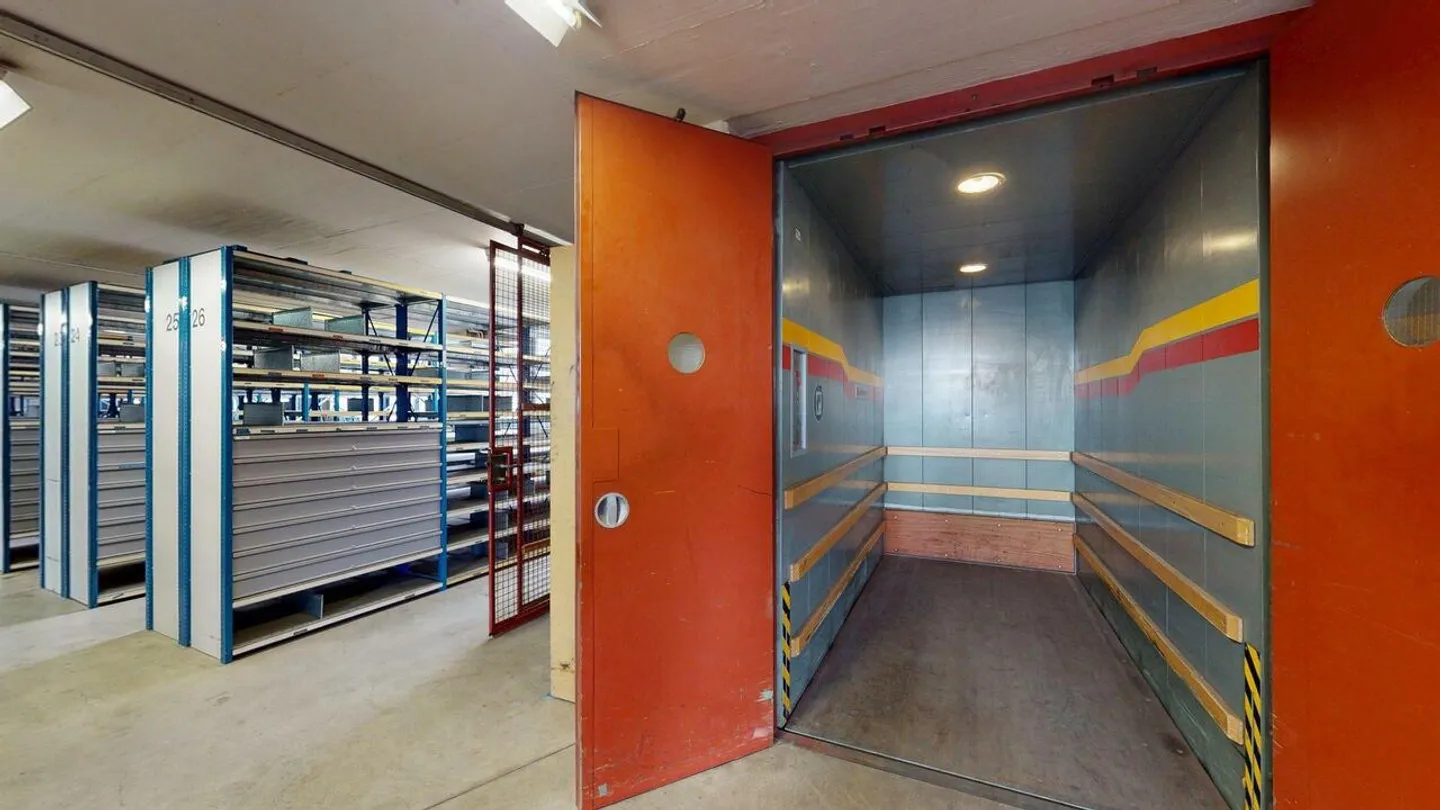 Espaces de stockage situés au centre avec rayonnage, élévateur à marchandises et rampe de chargement - Photo 6 sur 13