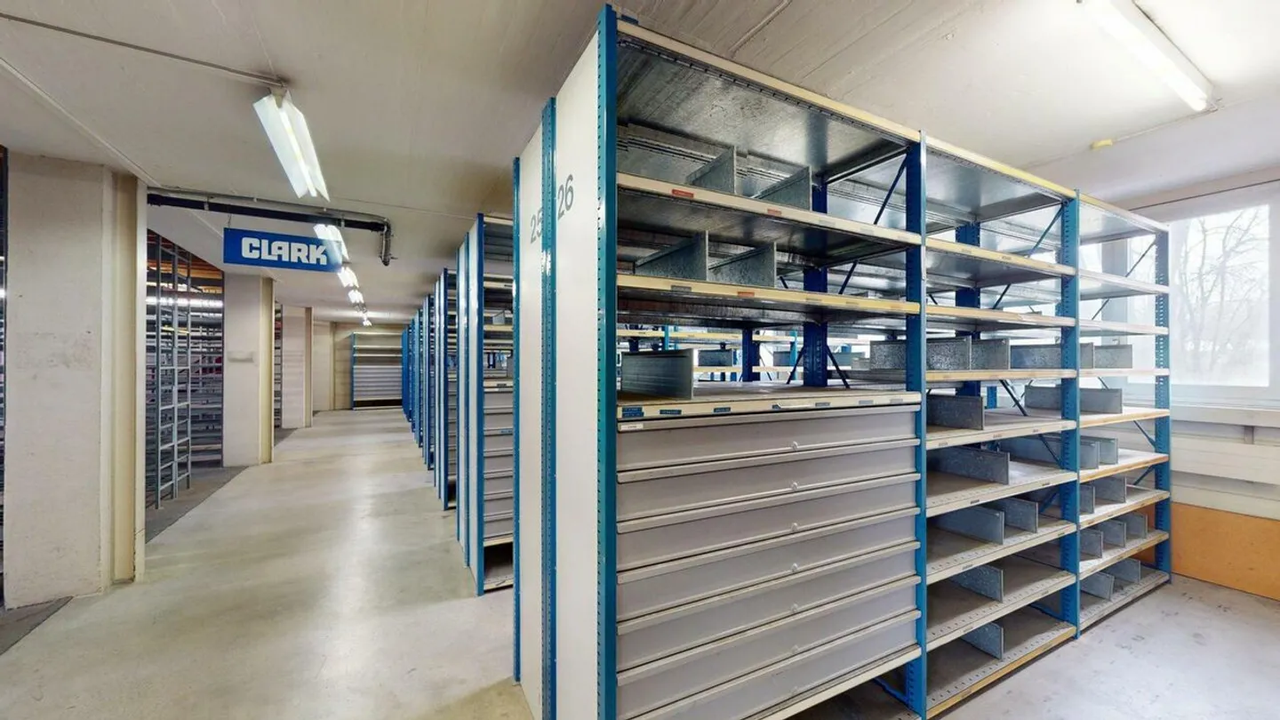 Espaces de stockage situés au centre avec rayonnage, élévateur à marchandises et rampe de chargement - Photo 7 sur 13