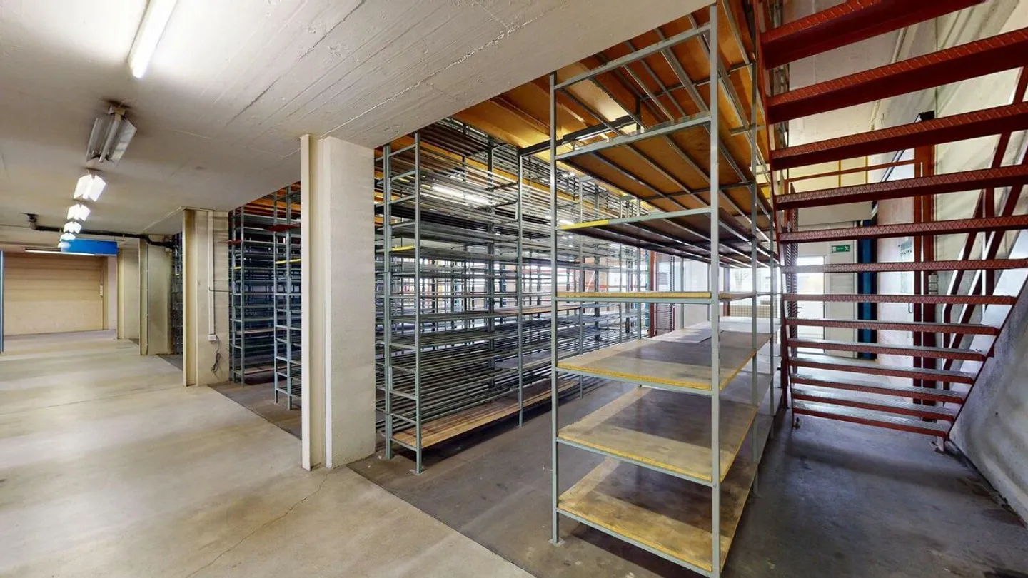 Espaces de stockage situés au centre avec rayonnage, élévateur à marchandises et rampe de chargement - Photo 8 sur 13