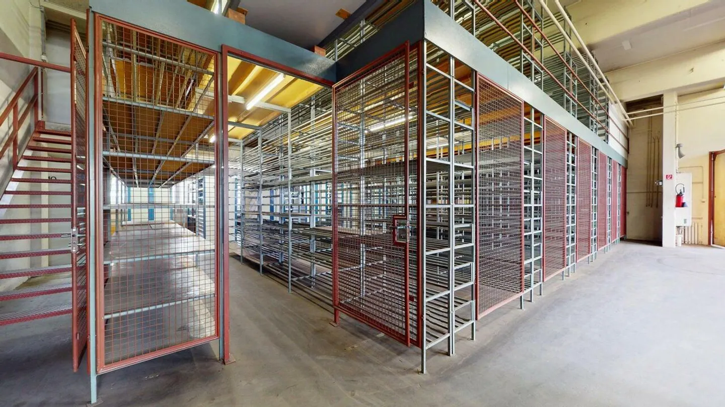 Espaces de stockage situés au centre avec rayonnage, élévateur à marchandises et rampe de chargement - Photo 9 sur 13