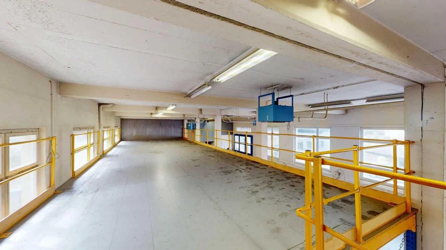 Espaces de stockage situés au centre avec rayonnage, élévateur à marchandises et rampe de chargement - Photo 10 sur 13