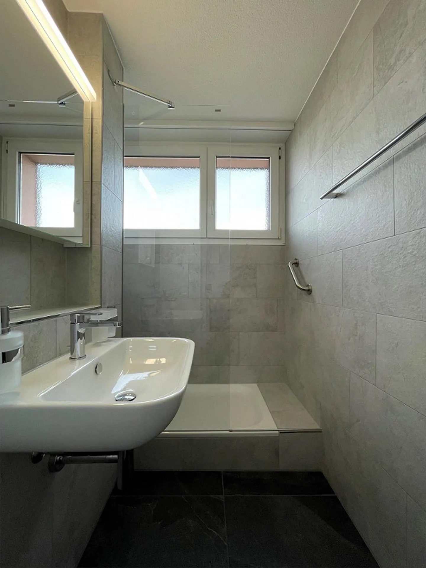 Modern 4.5 room apartment with unique living room - Photo 3 of 9