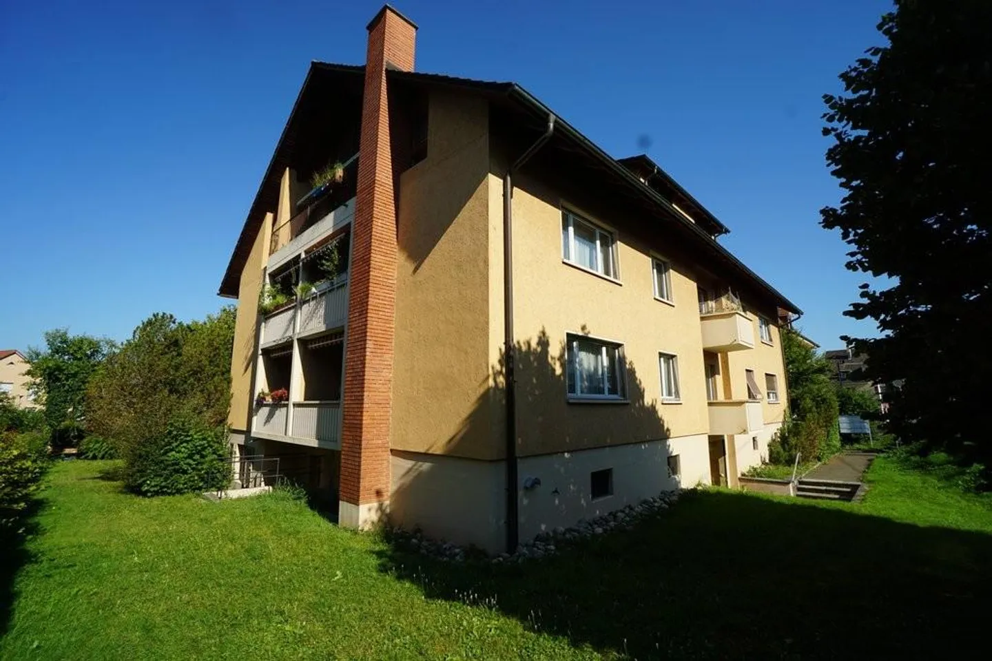 Appartement attrayant et petit avec balcon à Arlesheim - Photo 1 sur 9