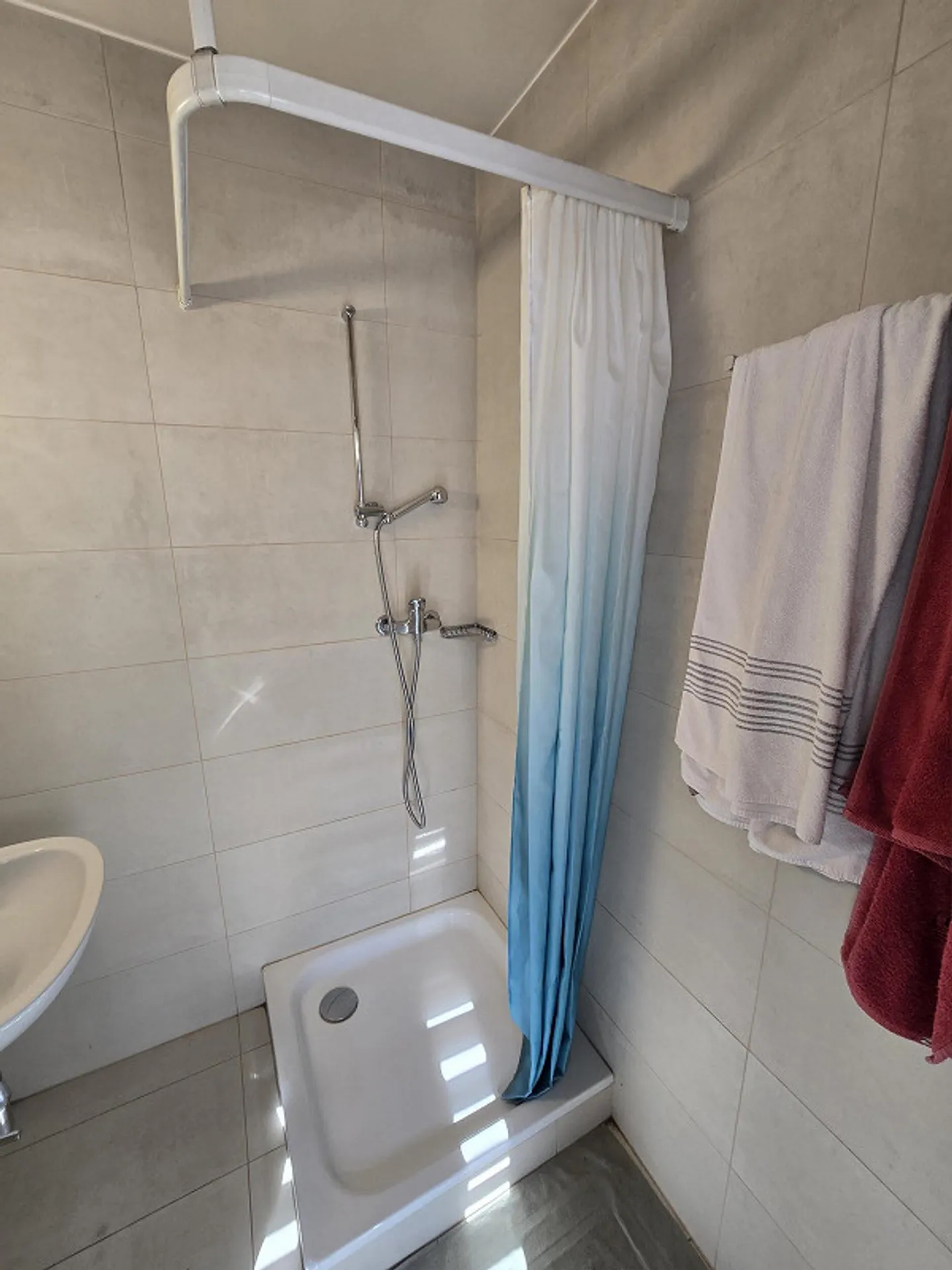 Moderne möblierte 1,5-Zimmer-Wohnung mit Balkon am Boulevard de la Cluse - Foto 10 von 13