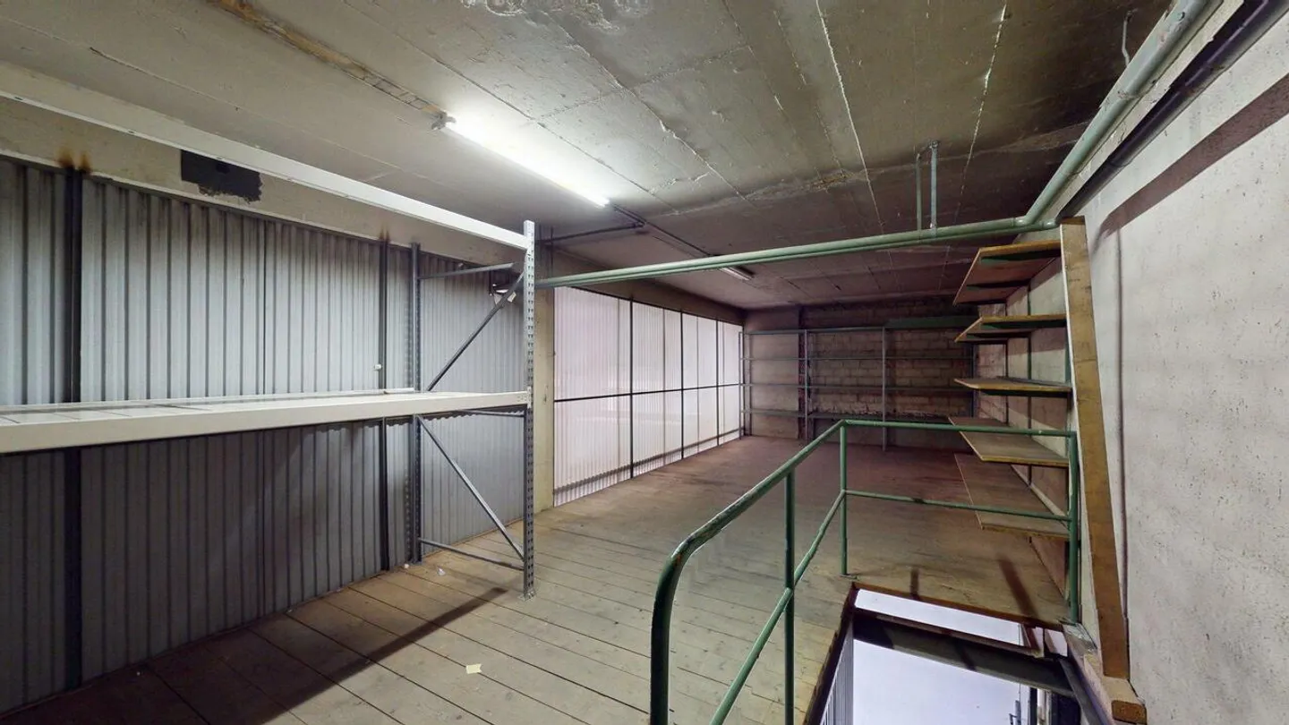 Espaces de stockage situés au centre avec rayonnage, élévateur à marchandises et rampe de chargement - Photo 11 sur 13