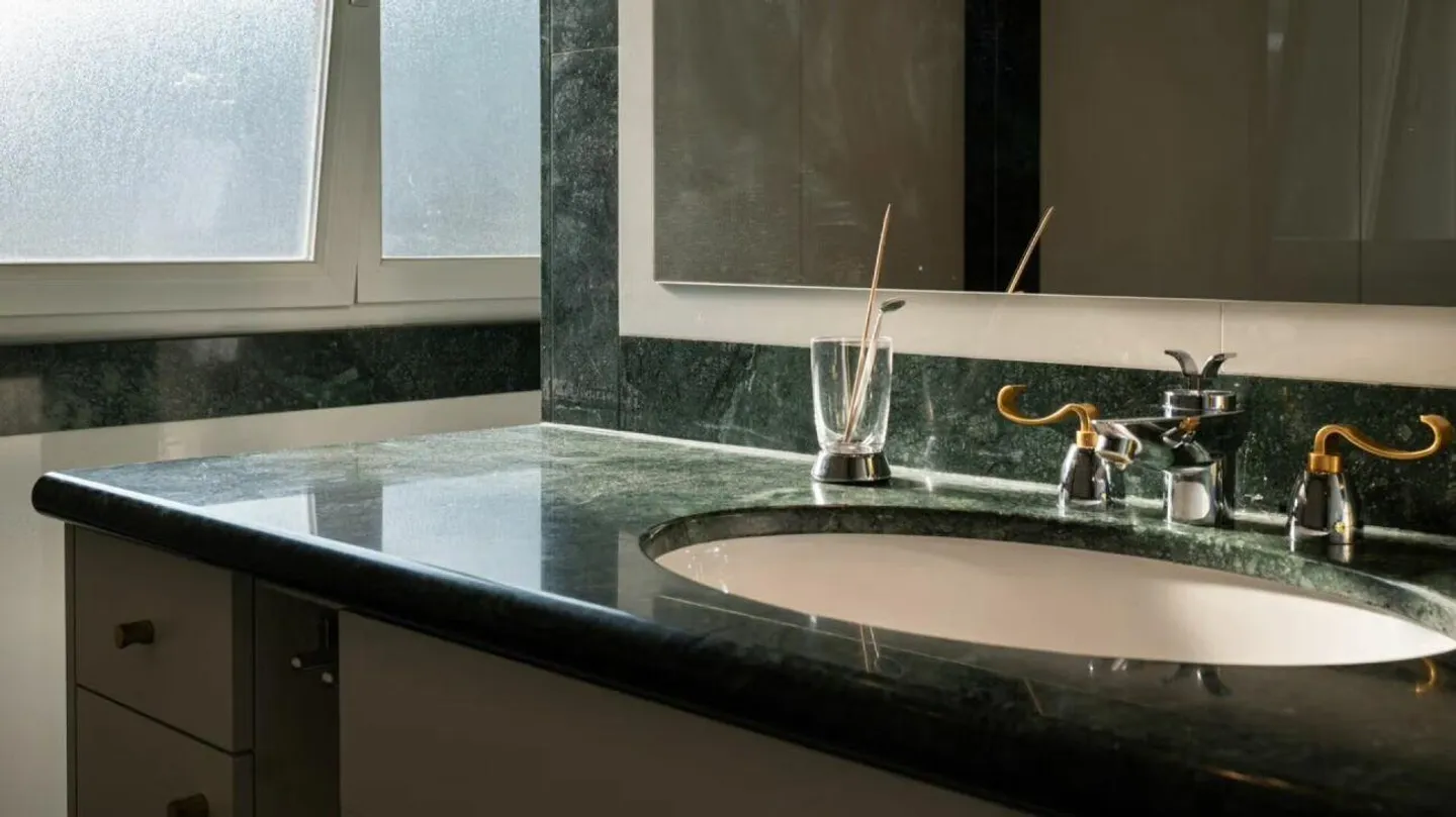 Stunning two-family house with pool - Sementina - Photo 20 of 28