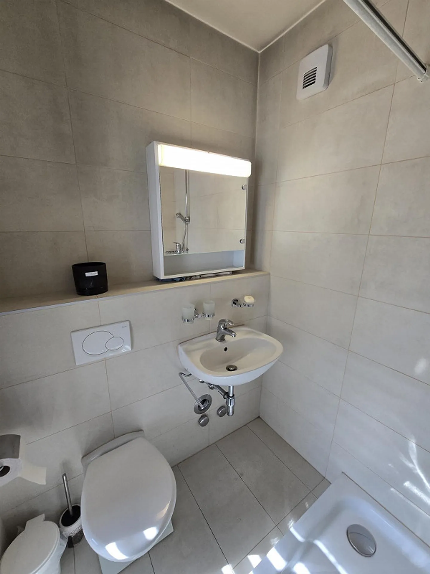 Moderne möblierte 1,5-Zimmer-Wohnung mit Balkon am Boulevard de la Cluse - Foto 11 von 13