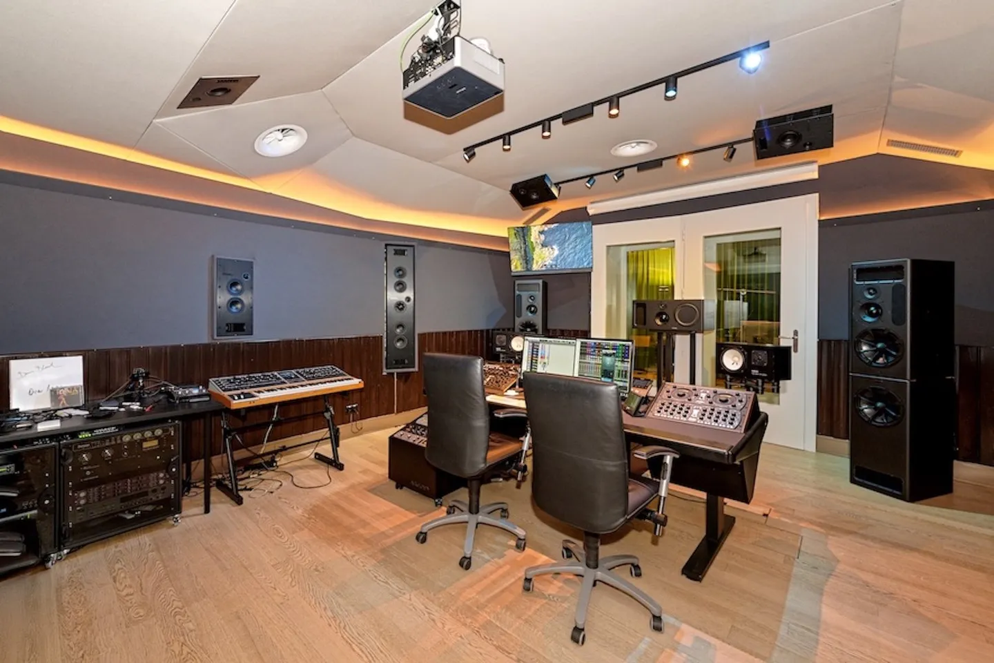 Spacious Garden Apartment with Studio - Photo 8 of 11