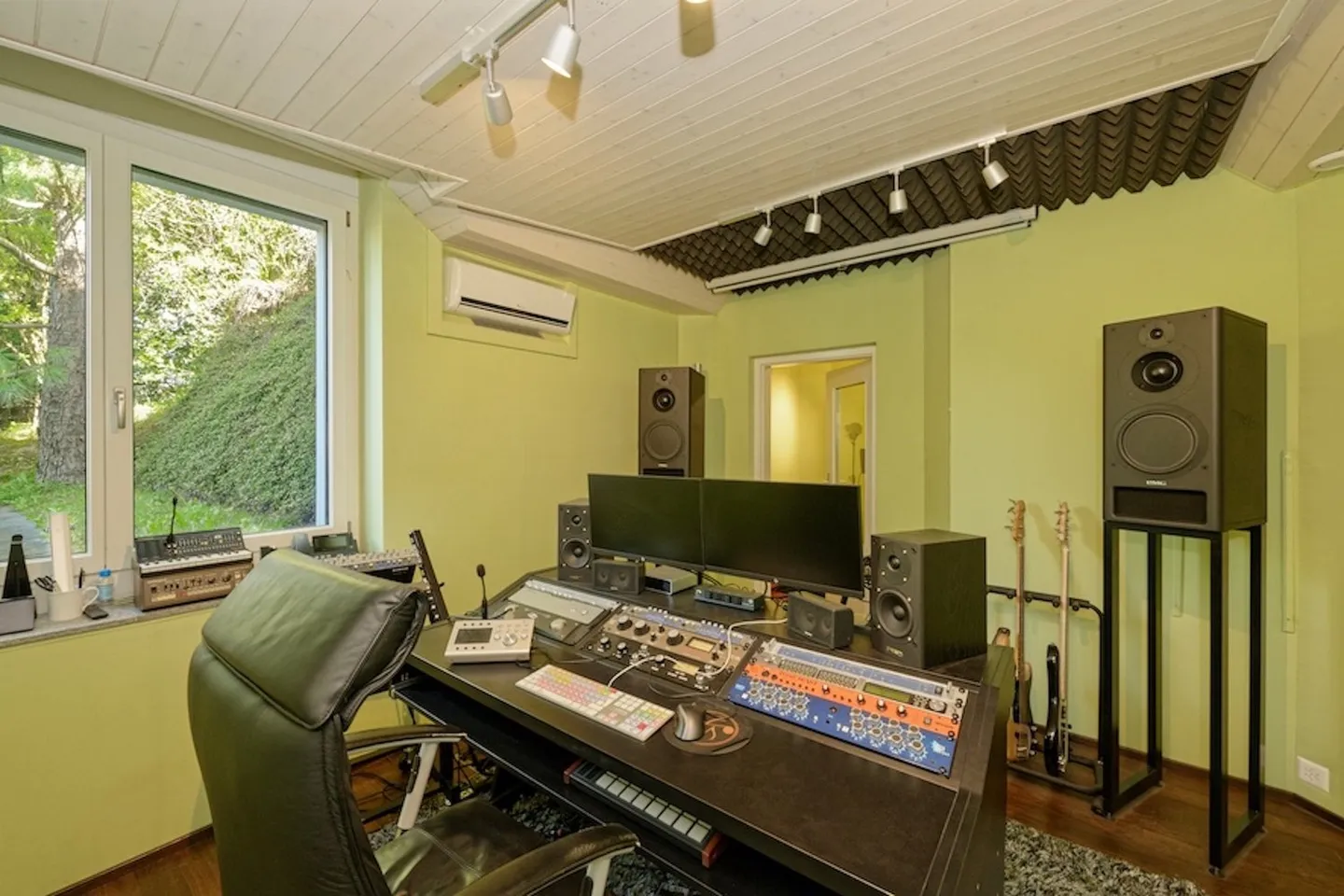 Spacious Garden Apartment with Studio - Photo 7 of 11