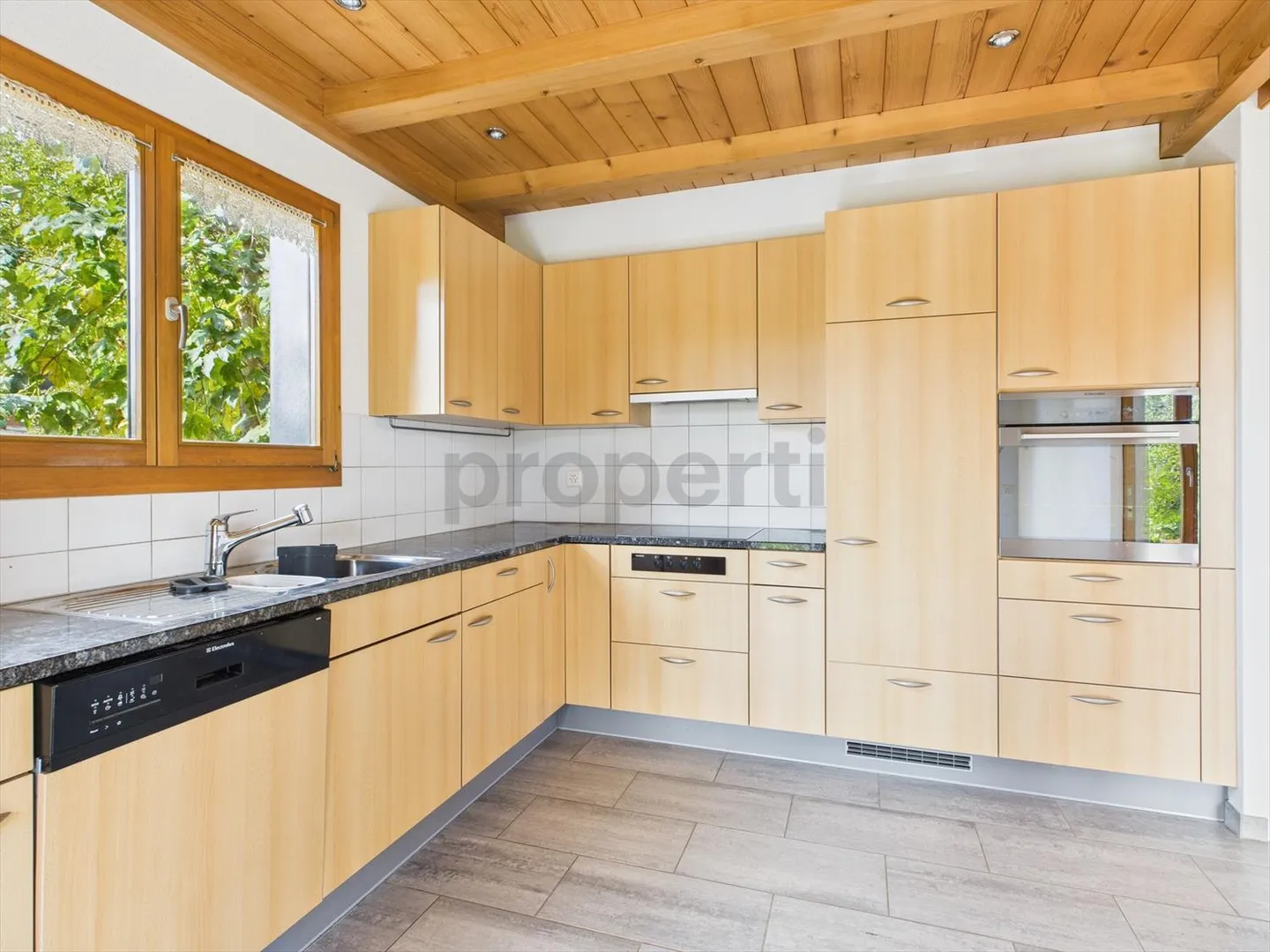 Charming 3.5-room apartment in Ufhusen - Photo 2 of 7