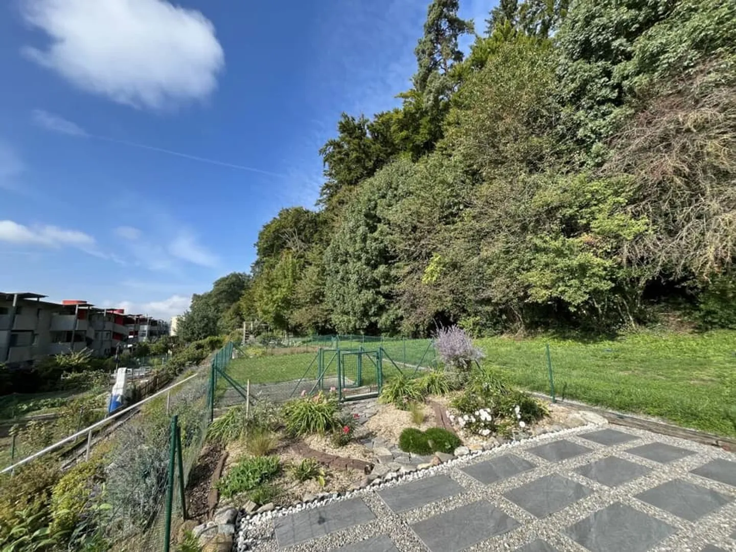 IN EINER PRÄCHTIGEN GRÜNEN UMGEBUNG MIT EINEM PRIVATEN GARTEN - Foto 1 von 13