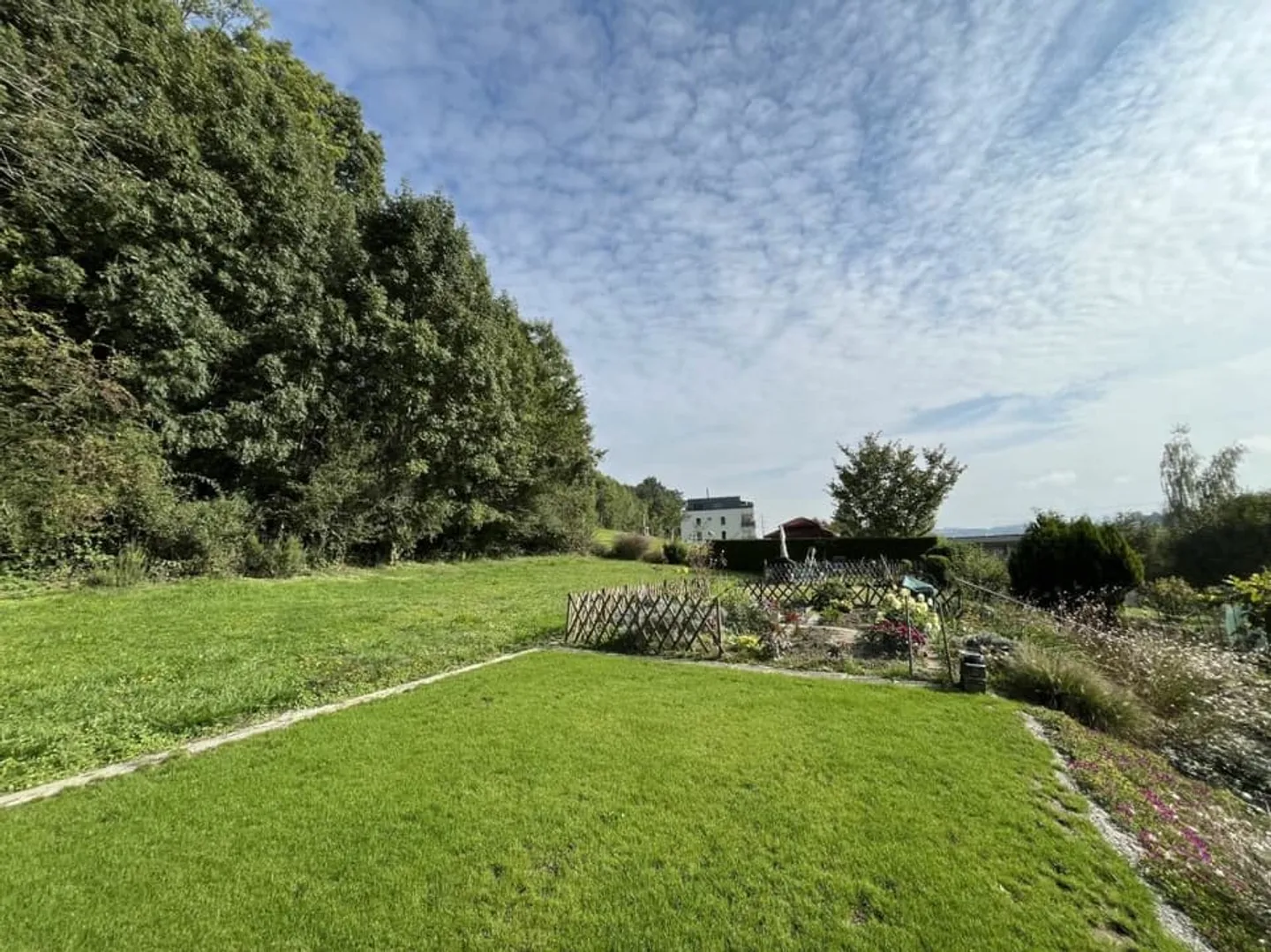 IN EINER PRÄCHTIGEN GRÜNEN UMGEBUNG MIT EINEM PRIVATEN GARTEN - Foto 2 von 13