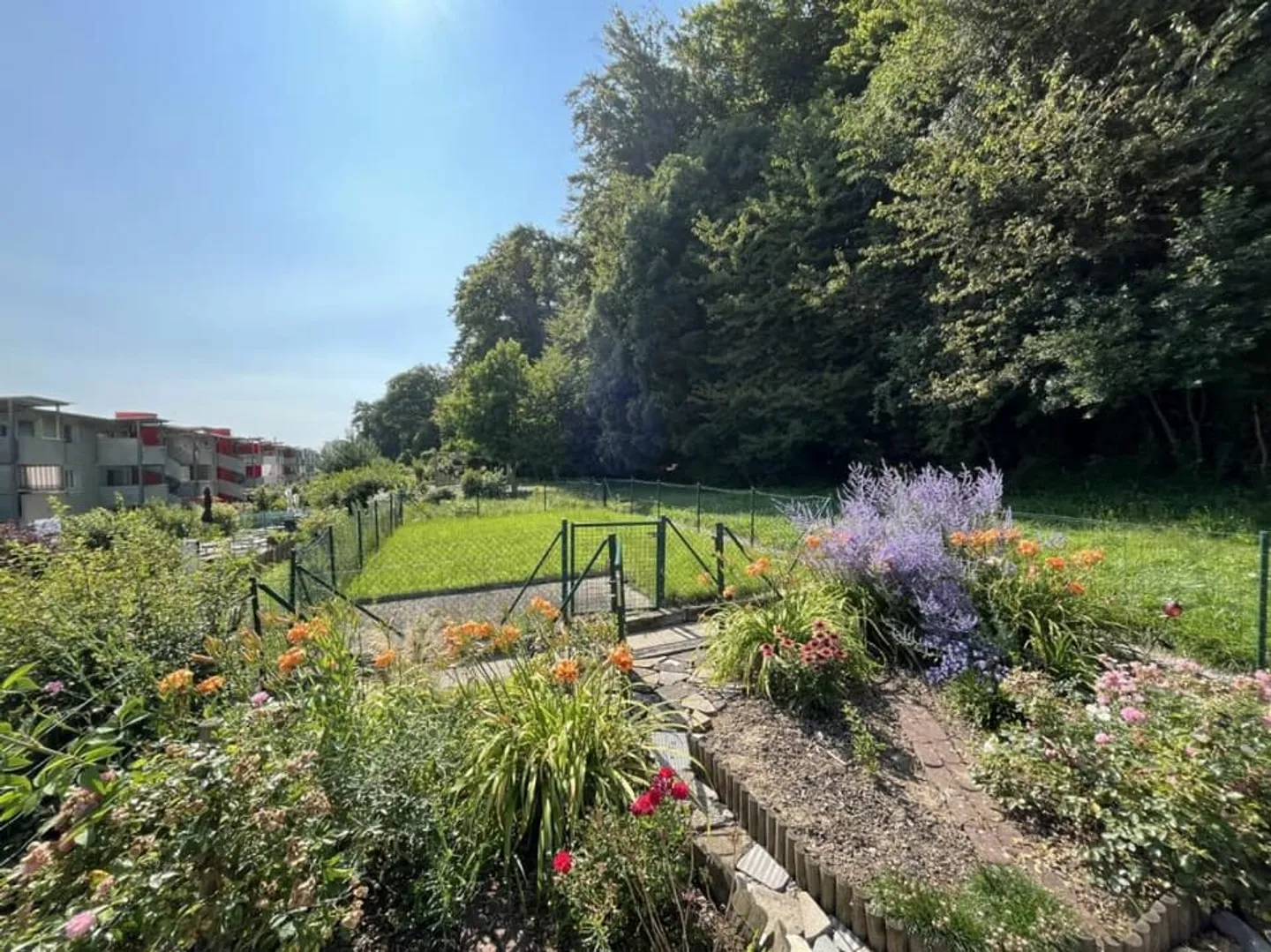 IN EINER PRÄCHTIGEN GRÜNEN UMGEBUNG MIT EINEM PRIVATEN GARTEN - Foto 4 von 13