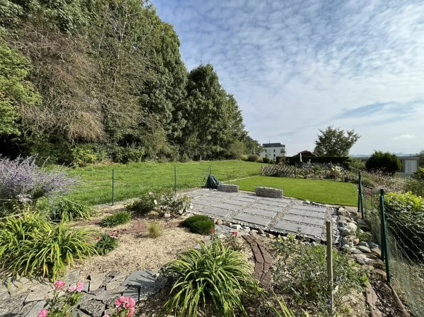 IN EINER PRÄCHTIGEN GRÜNEN UMGEBUNG MIT EINEM PRIVATEN GARTEN - Foto 3 von 13