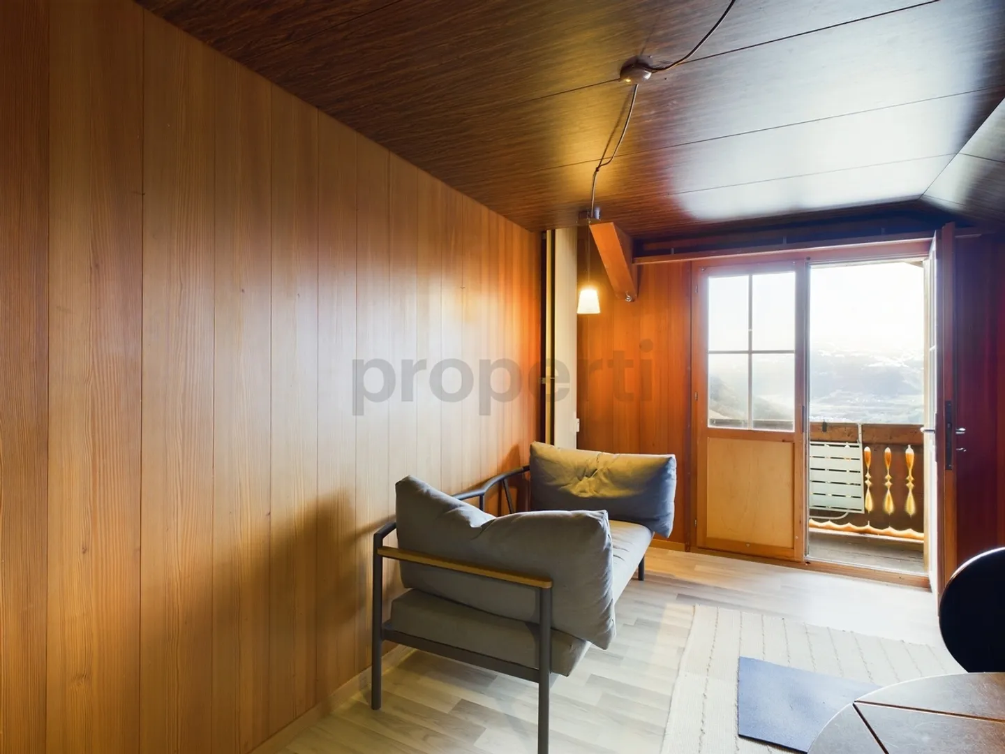 Appartamento mansardato arredato con 2 camere e magnifica vista sulle montagne ad Andiast - Foto 1 di 9
