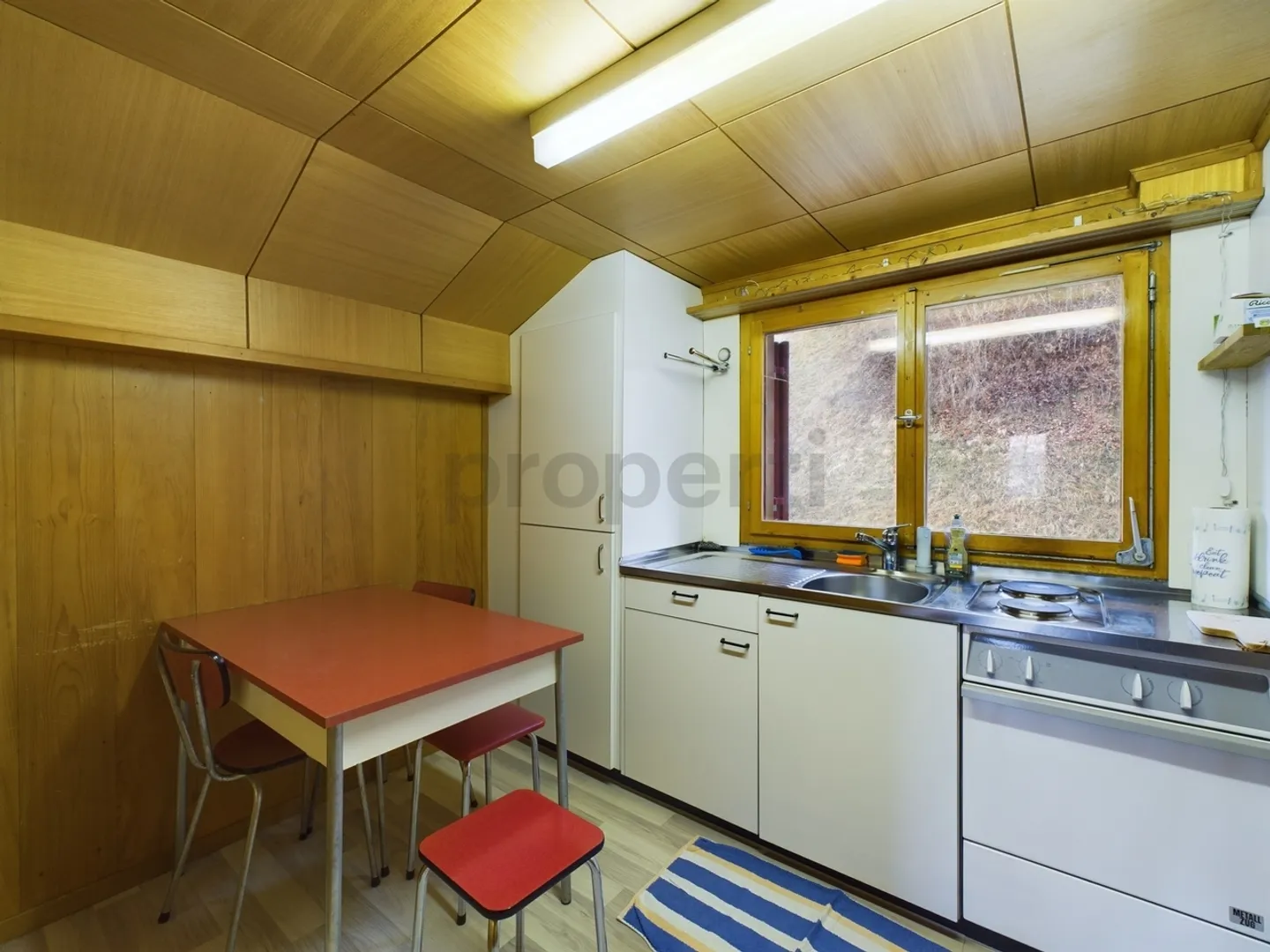 Appartamento mansardato arredato con 2 camere e magnifica vista sulle montagne ad Andiast - Foto 4 di 9