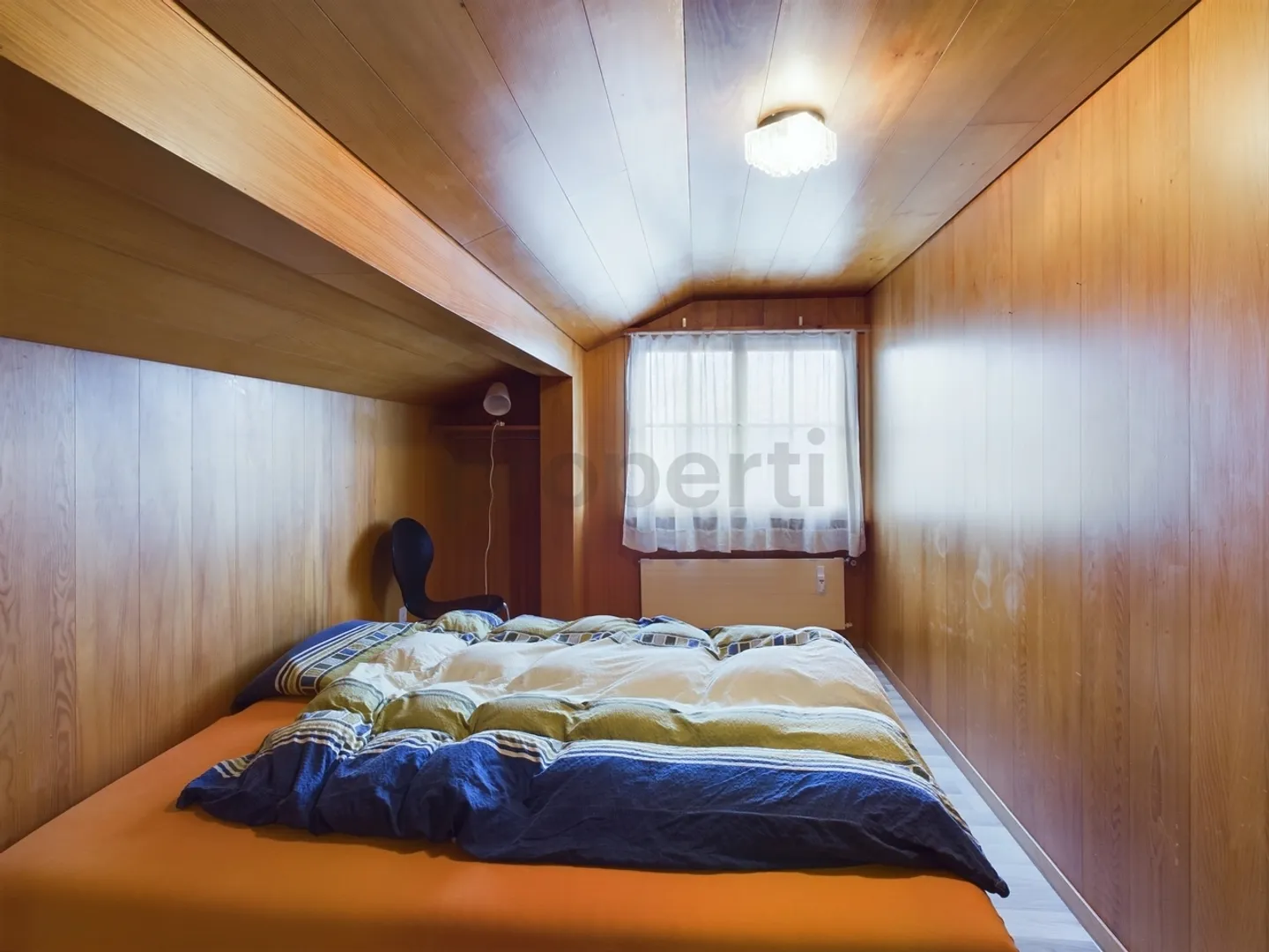 Appartamento mansardato arredato con 2 camere e magnifica vista sulle montagne ad Andiast - Foto 5 di 9