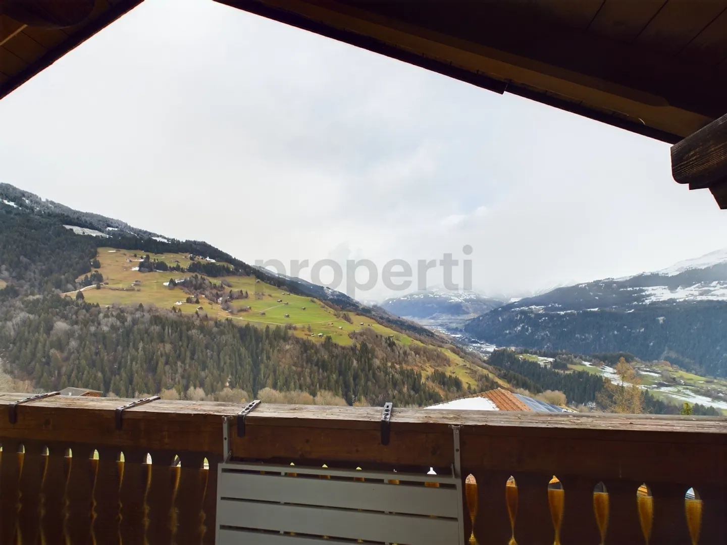Appartamento mansardato arredato con 2 camere e magnifica vista sulle montagne ad Andiast - Foto 8 di 9