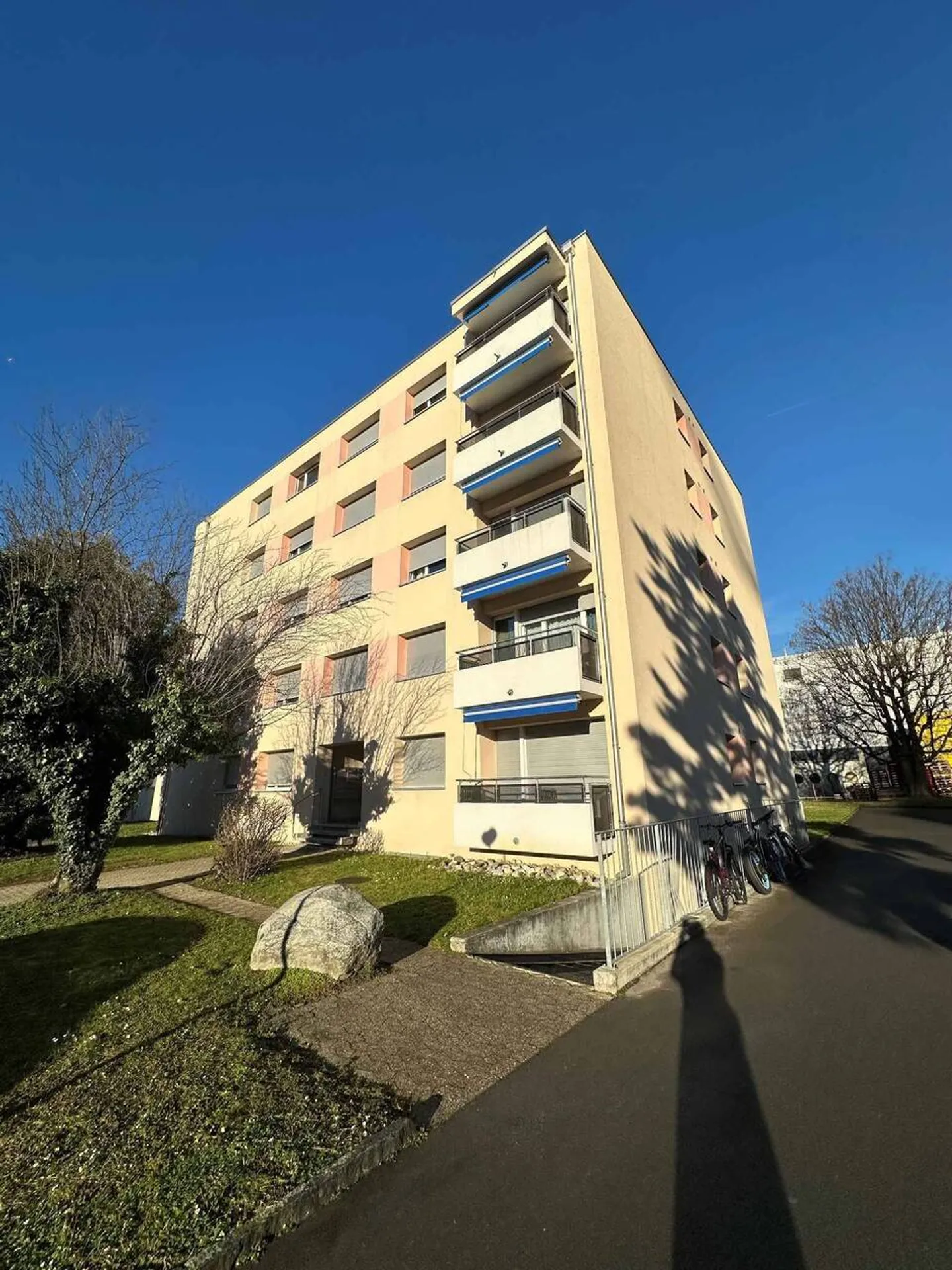 Beautiful 3.5 room apartment on the 4th floor - CHAVANNES-RENENS - Photo 1 of 10