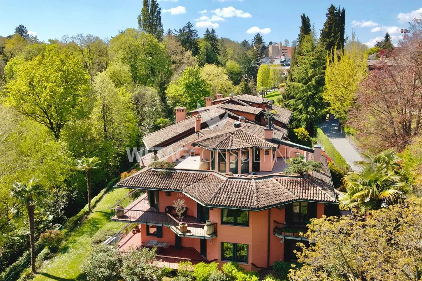Appartamento duplex in attico nel verde con vista parziale sul lago - Foto 1 di 10