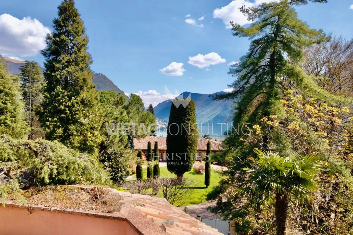 Appartamento duplex in attico nel verde con vista parziale sul lago - Foto 2 di 10