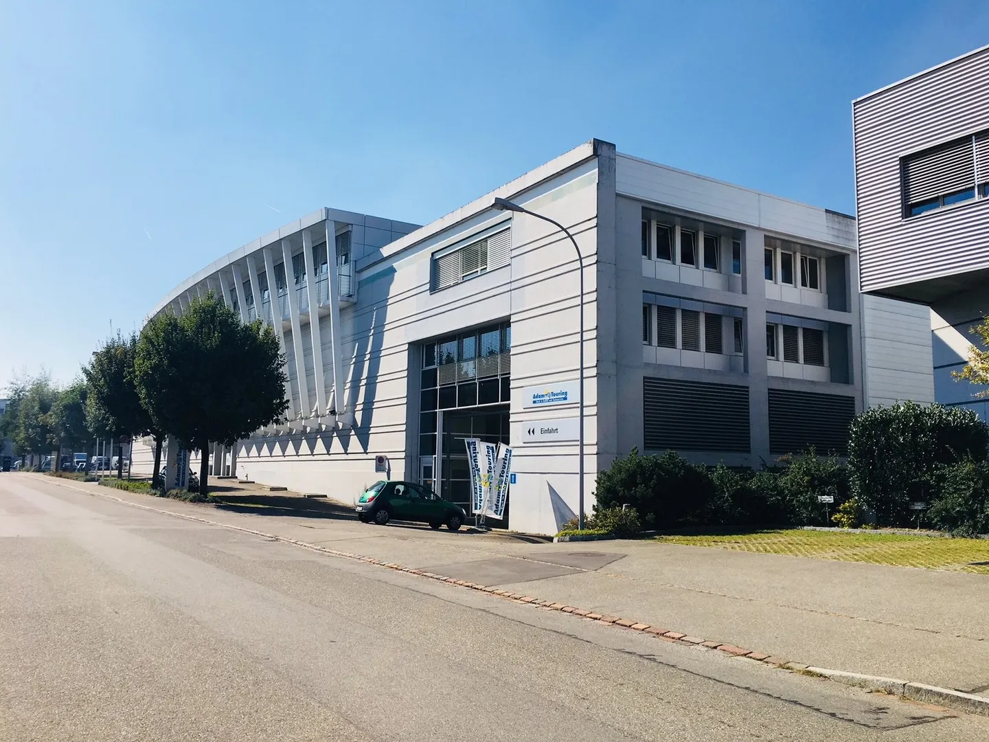 Büroräume direkt an der Autobahn A1 zwischen Zürich und Winterthur - Foto 1 von 10