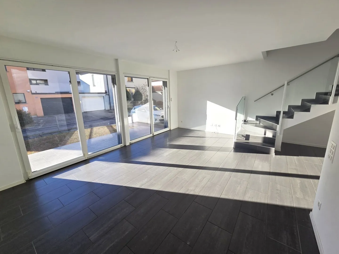 Neu gebaute Villa in Wohngegend - Foto 4 von 17