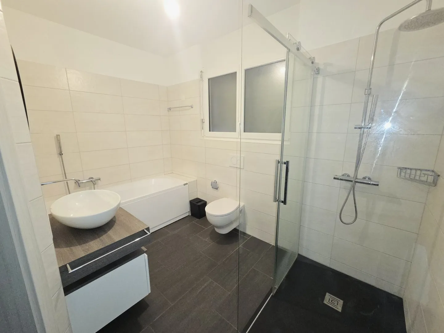 Neu gebaute Villa in Wohngegend - Foto 7 von 17