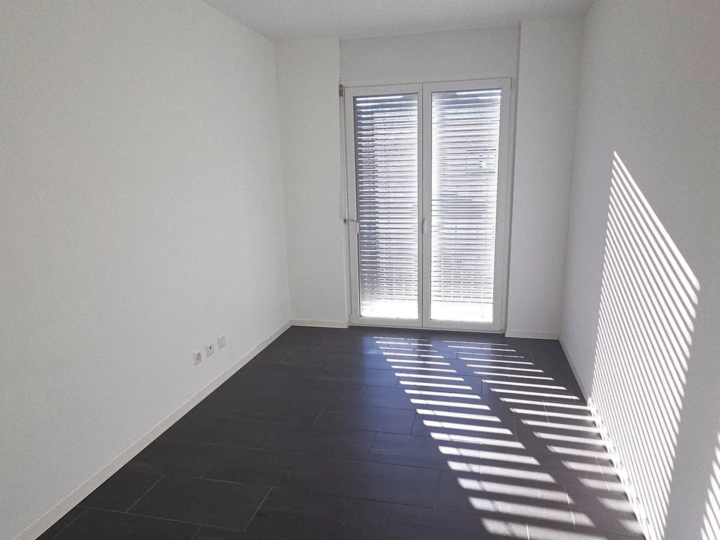 Neu gebaute Villa in Wohngegend - Foto 9 von 17