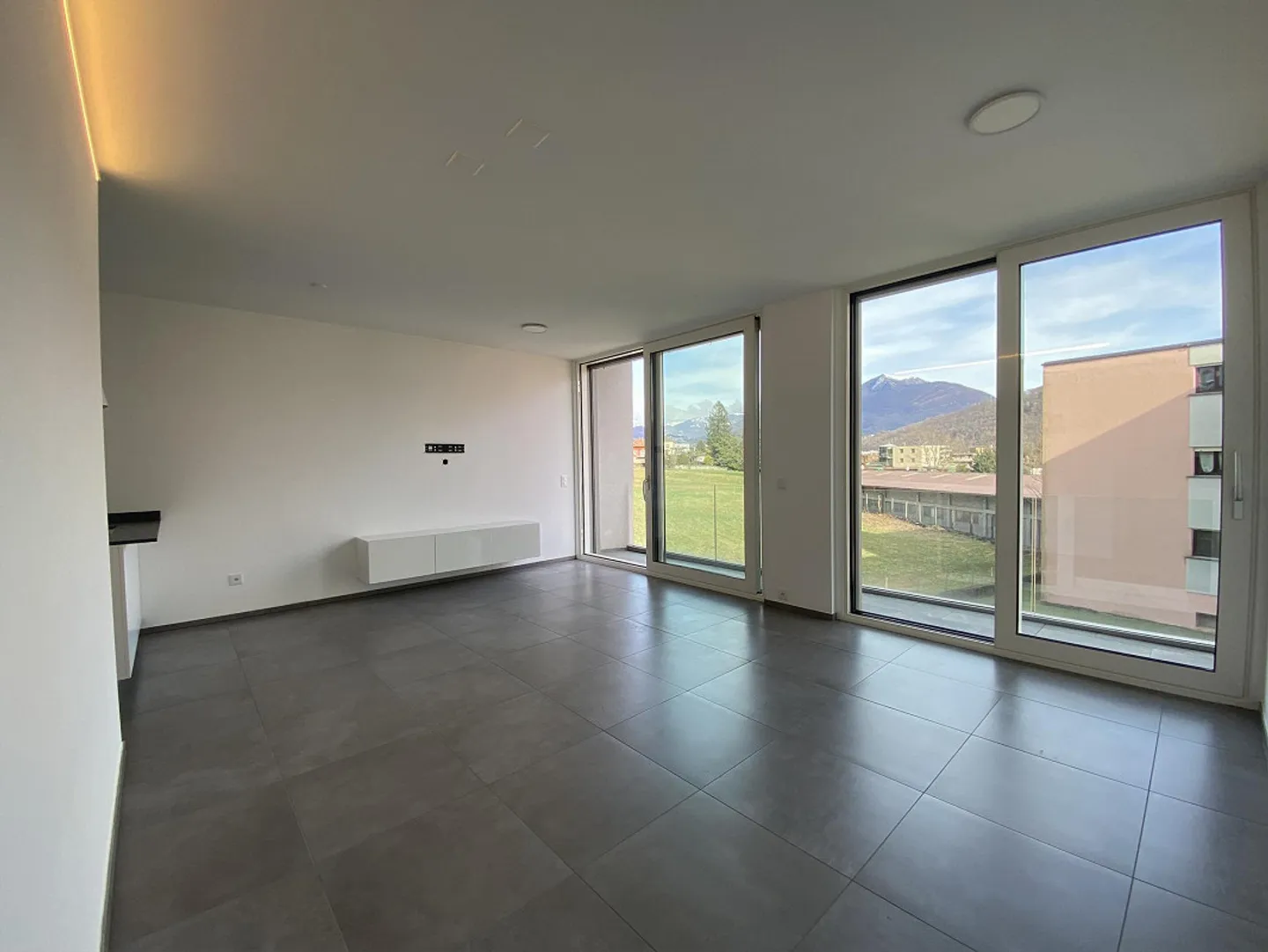 Appartamento moderno con terrazza - Foto 1 di 11