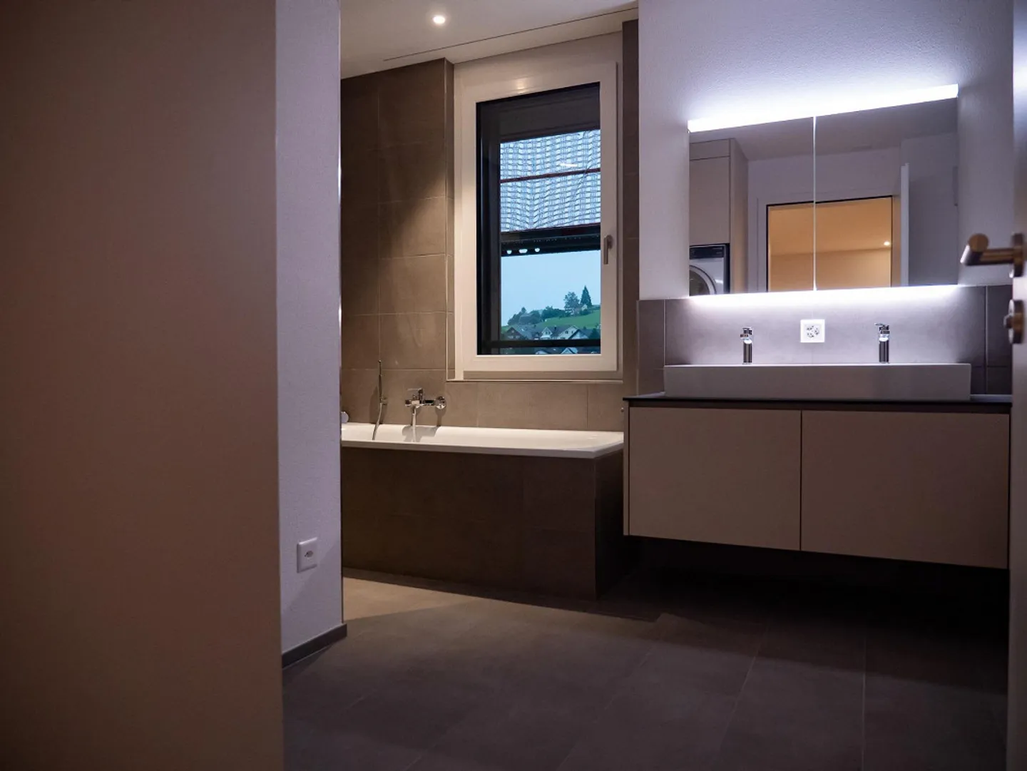 Appartamento moderno di 4,5 stanze in una zona residenziale tranquilla - Foto 3 di 4