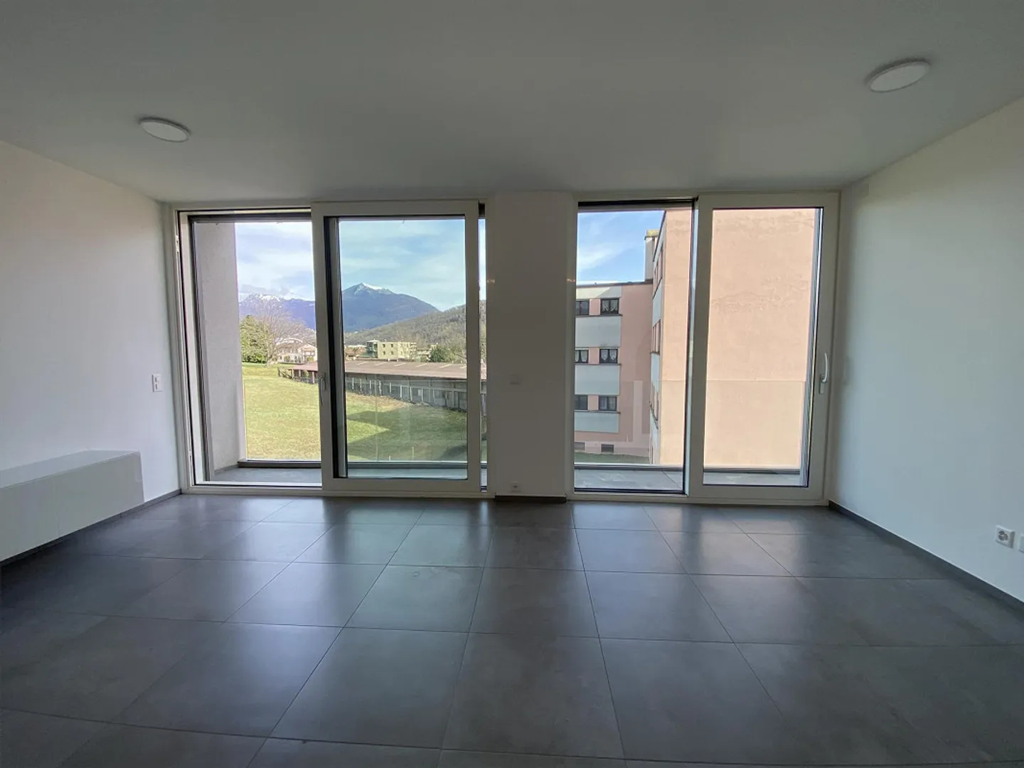 Appartamento moderno con terrazza - Foto 2 di 11