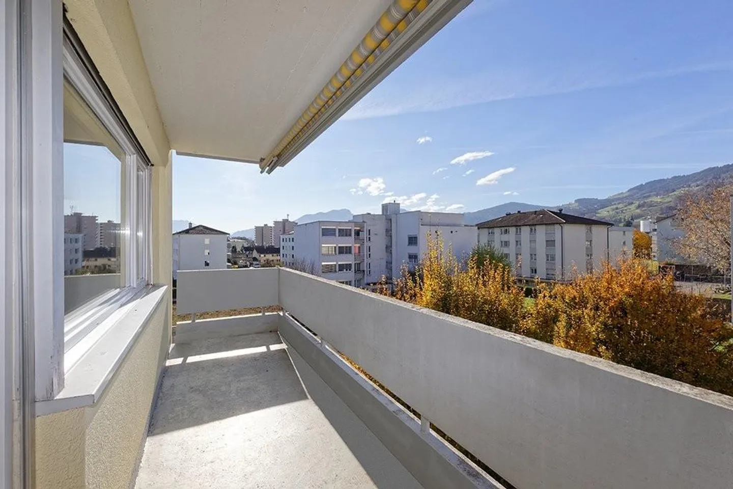 Vue sur le vert dans un quartier familial - Photo 10 sur 11