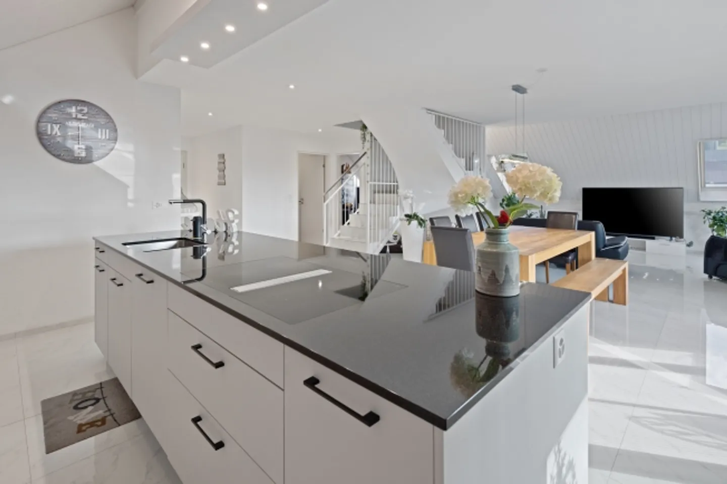 Elegant, grosszügig und neuwertig an zentraler Lage - Foto 1 von 13