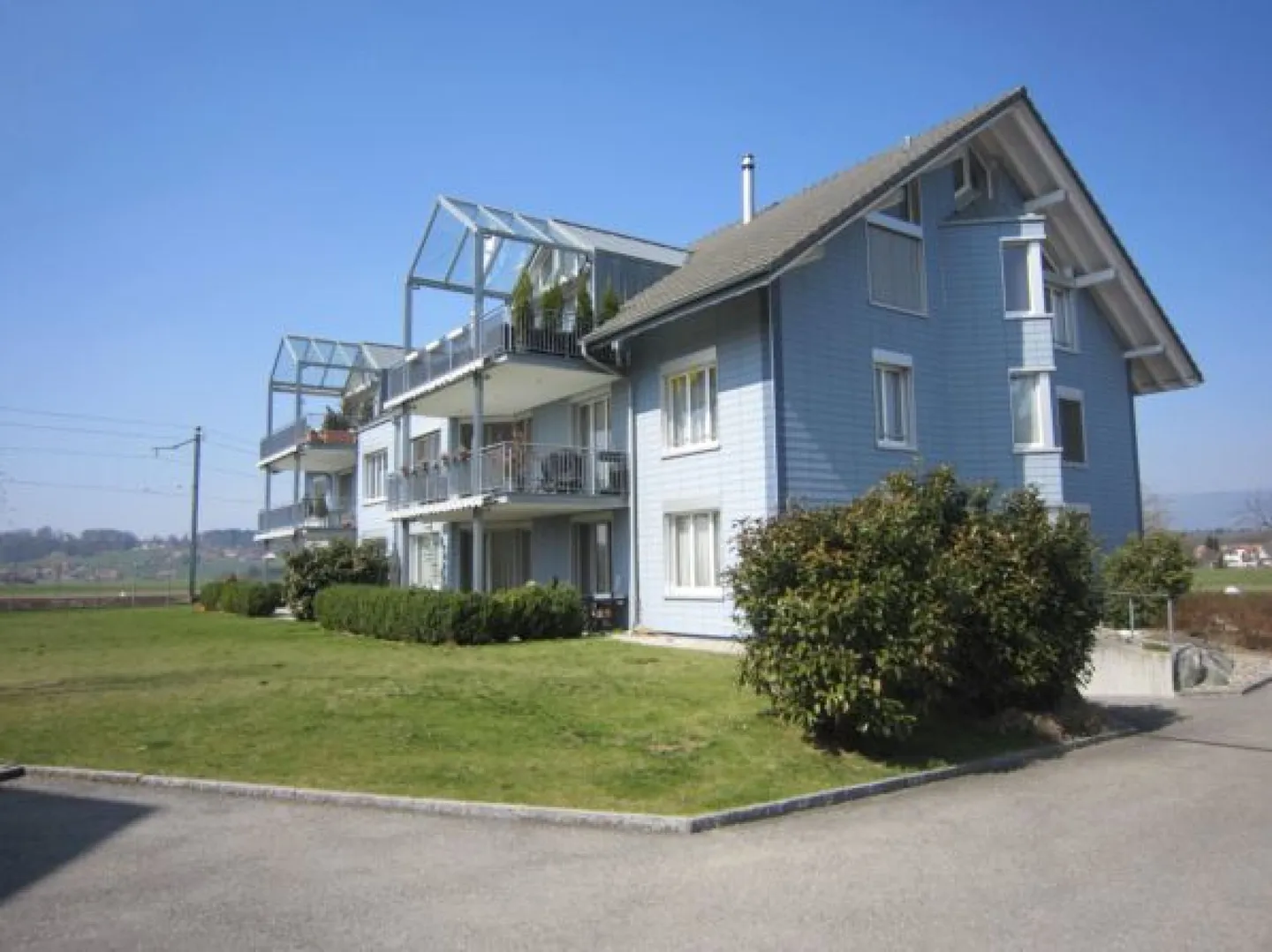 Appartement exclusif de 5 1/2 pièces au 1er étage avec vue panoramique dans un emplacement de premier ordre et calme - Photo 1 sur 13