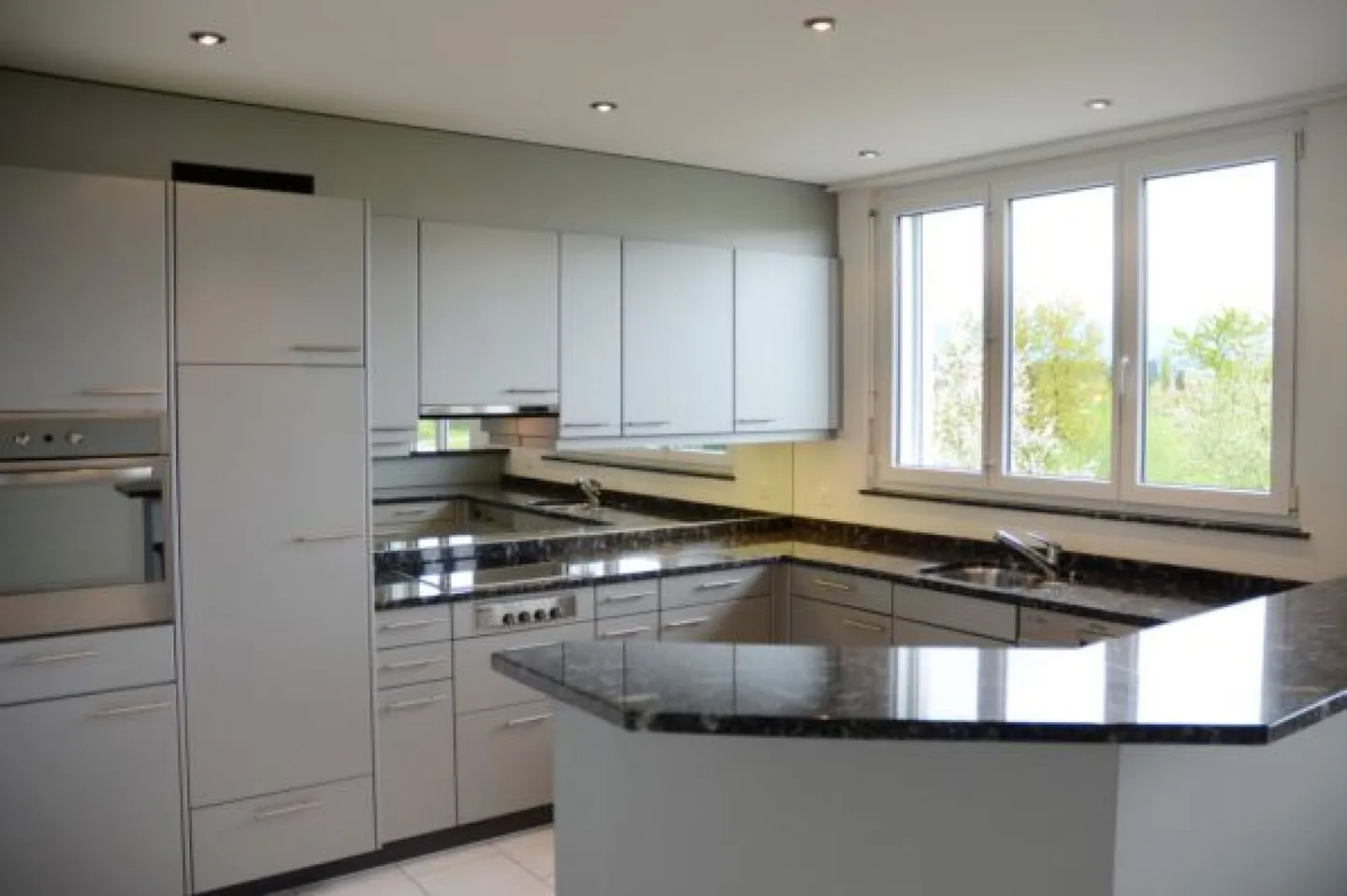Appartement exclusif de 5 1/2 pièces au 1er étage avec vue panoramique dans un emplacement de premier ordre et calme - Photo 2 sur 13