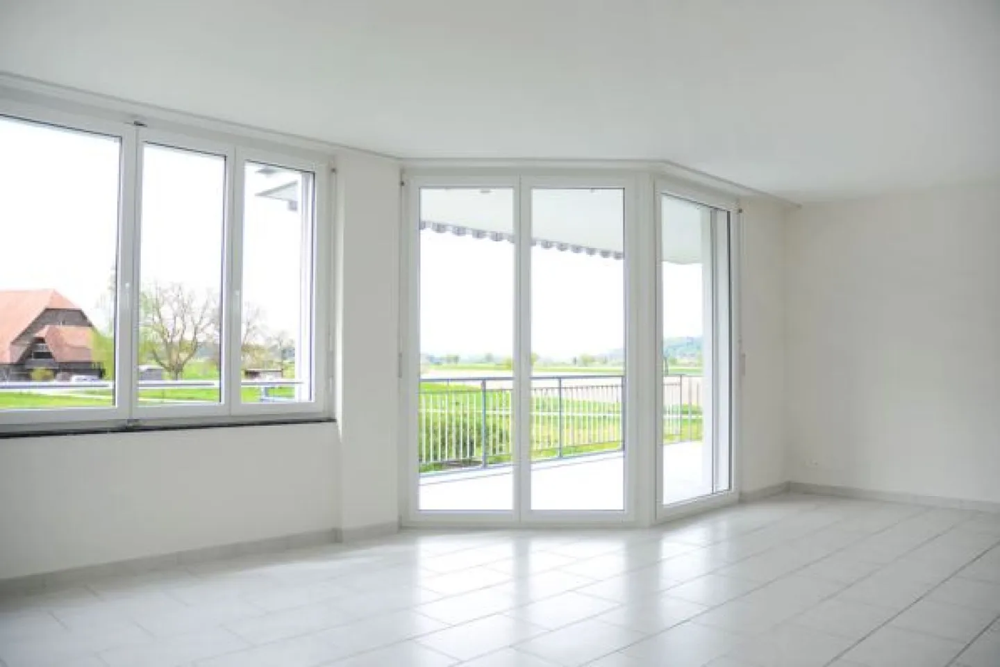 Appartement exclusif de 5 1/2 pièces au 1er étage avec vue panoramique dans un emplacement de premier ordre et calme - Photo 3 sur 13
