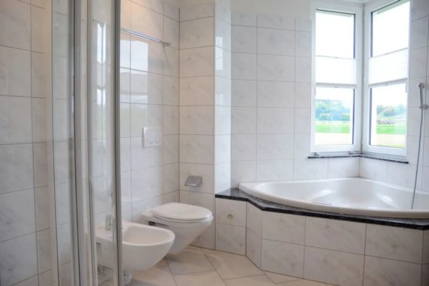 Appartement exclusif de 5 1/2 pièces au 1er étage avec vue panoramique dans un emplacement de premier ordre et calme - Photo 11 sur 13