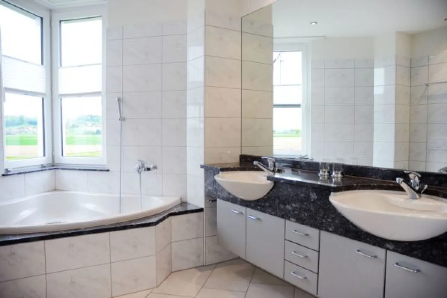Appartement exclusif de 5 1/2 pièces au 1er étage avec vue panoramique dans un emplacement de premier ordre et calme - Photo 12 sur 13