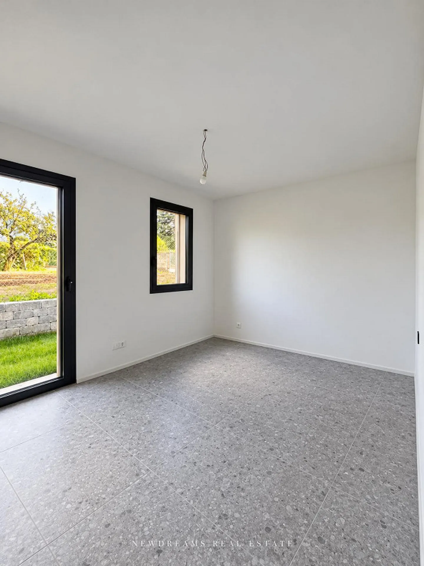 STUNDEVOLLES NEUES WOHNUNG UMGEBEN VON GRÜN MIT PRIVATGARTEN - Foto 8 von 23