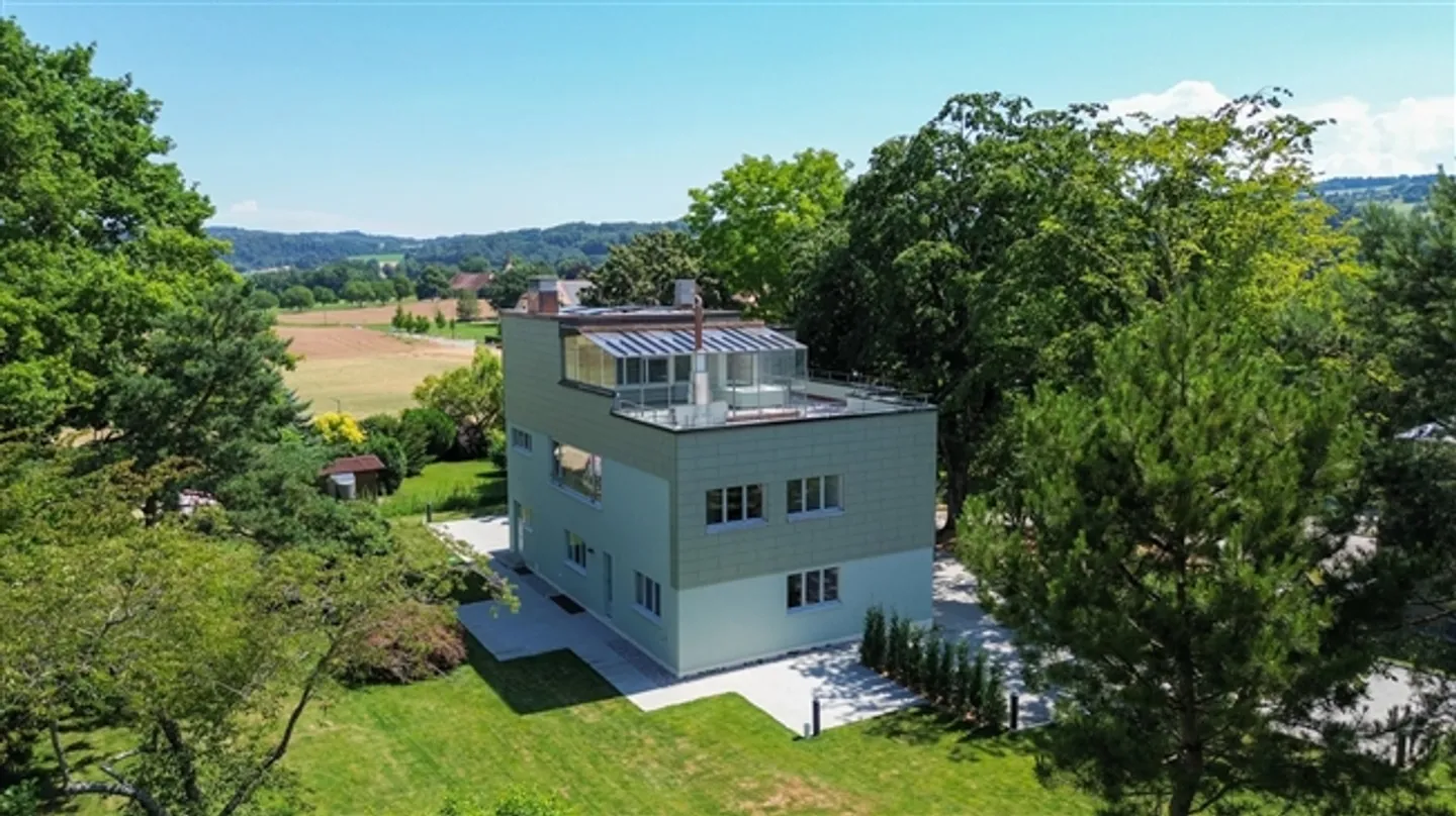 6.5-room maisonette with beautiful garden and terraces in a completely renovated architect villa, 300 m from the LEB train station in Bercher - Photo 2 of 14