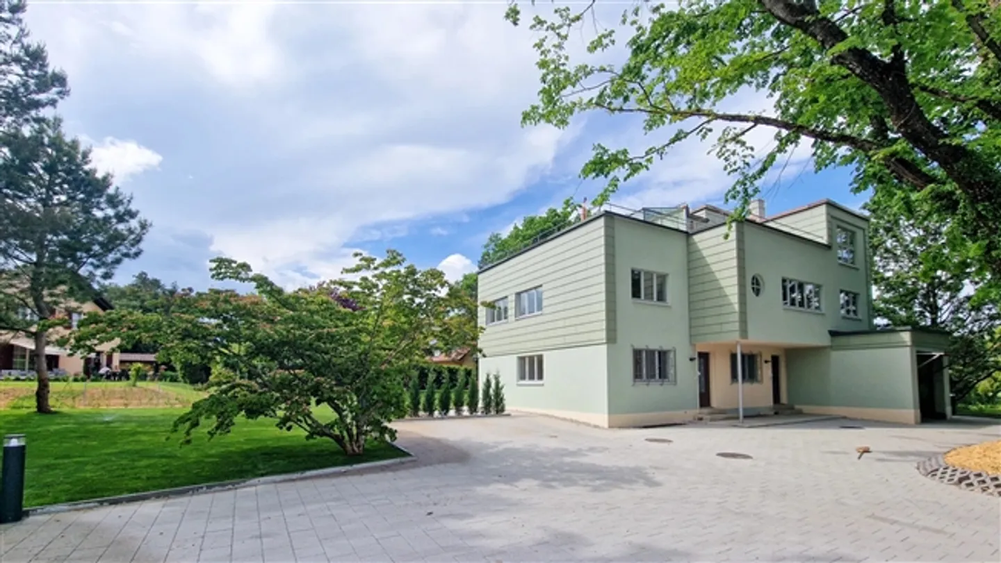 6.5-room maisonette with beautiful garden and terraces in a completely renovated architect villa, 300 m from the LEB train station in Bercher - Photo 4 of 14