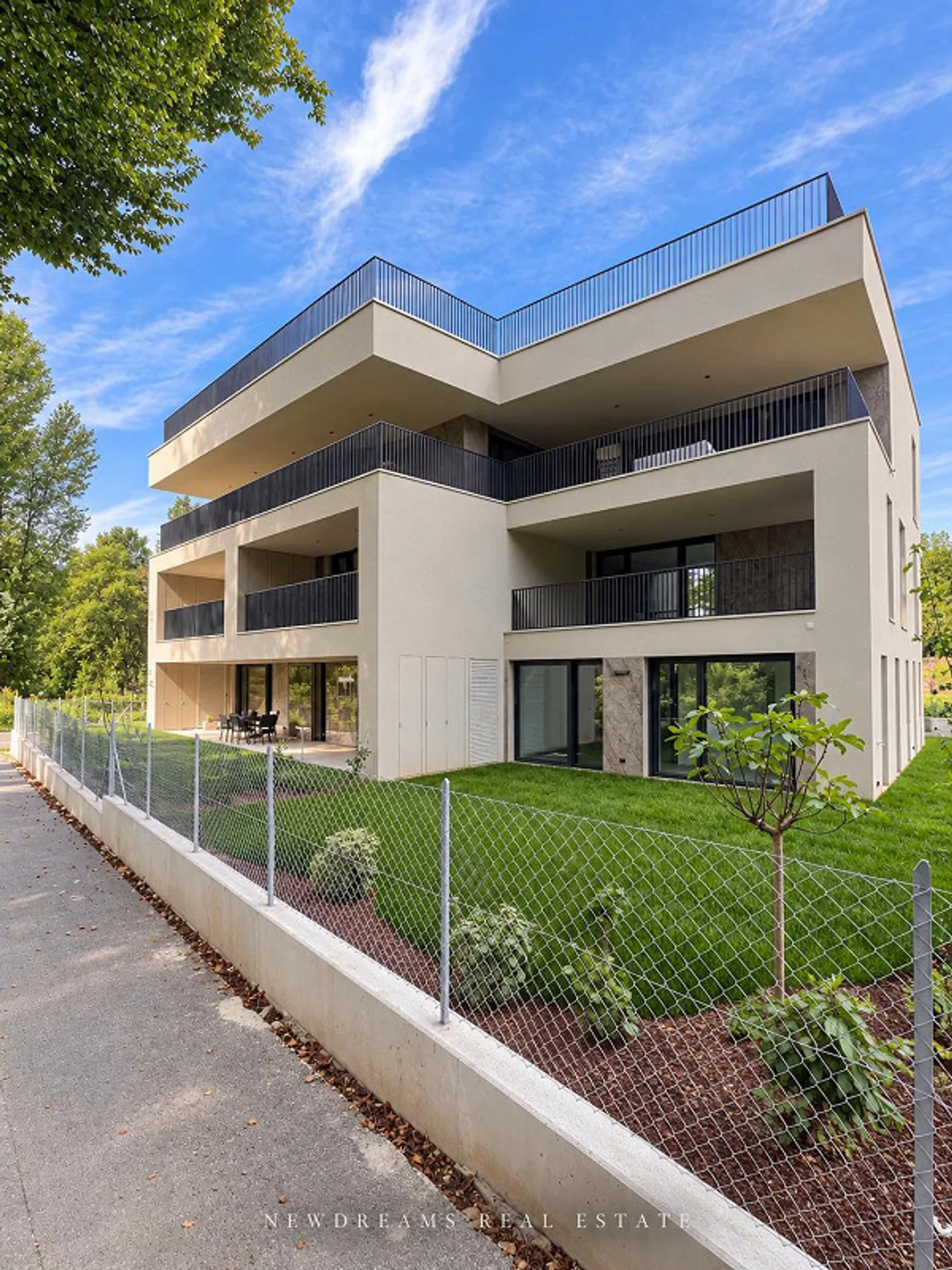 STUNDEVOLLES NEUES WOHNUNG UMGEBEN VON GRÜN MIT PRIVATGARTEN - Foto 16 von 23