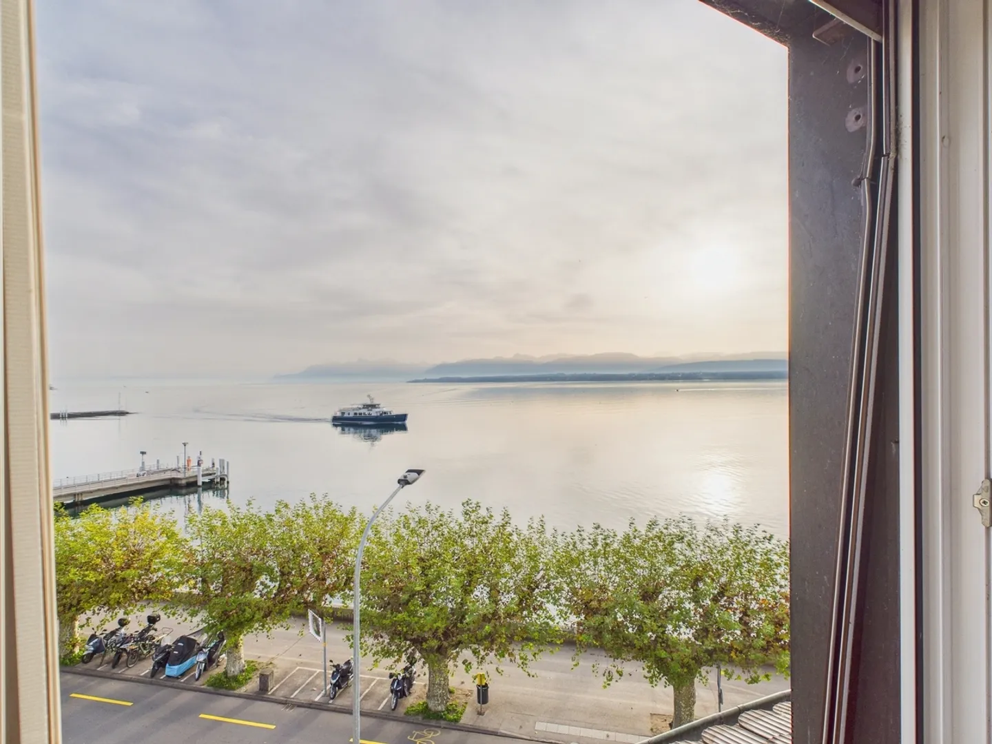 Duplex lumineux et rénové avec vue sur le lac dans la région de Nyon - Photo 9 sur 11