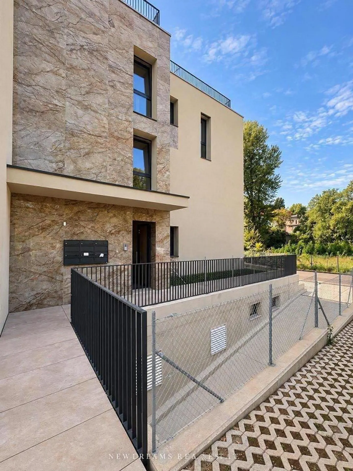STUNDEVOLLES NEUES WOHNUNG UMGEBEN VON GRÜN MIT PRIVATGARTEN - Foto 17 von 23